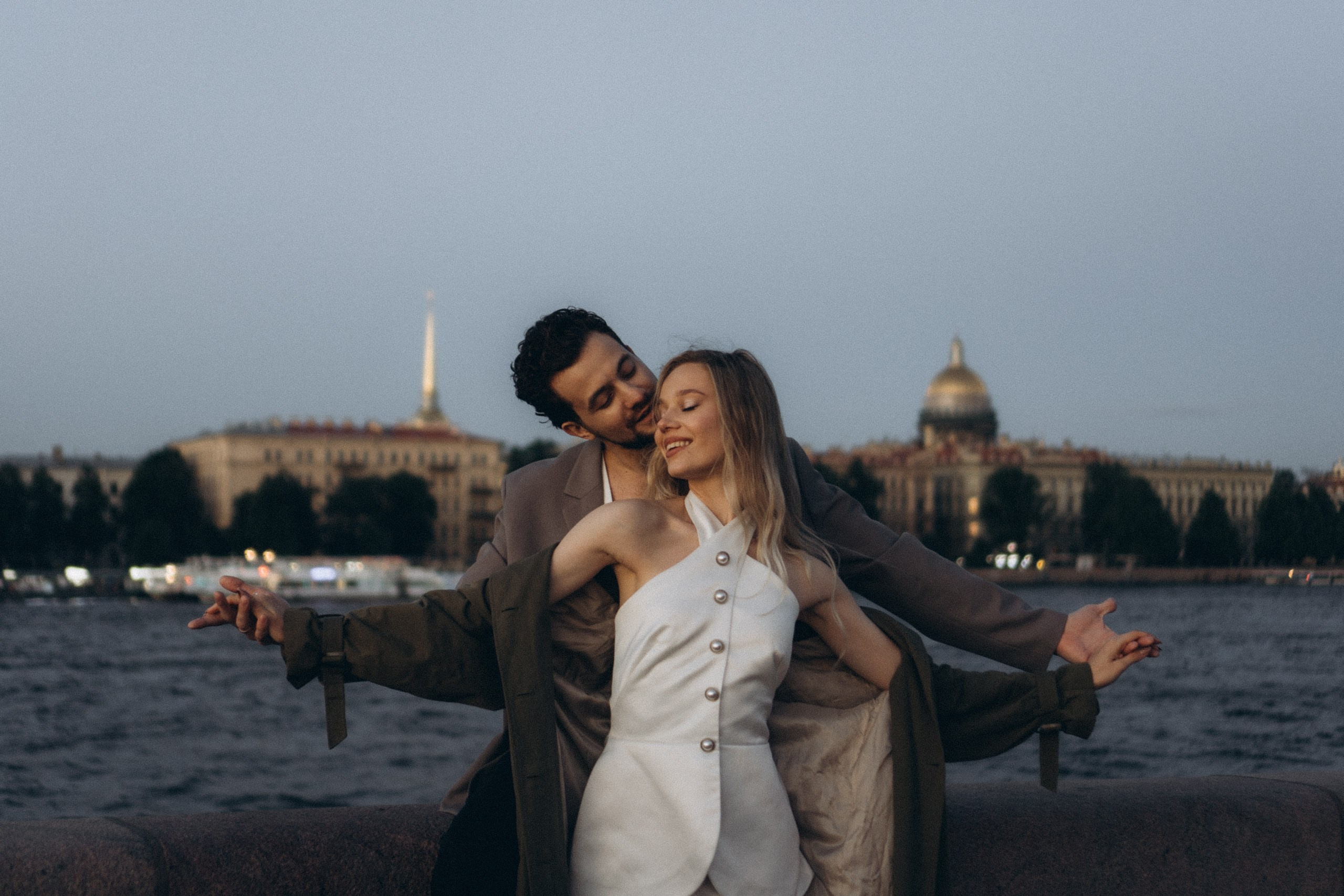 СВАДЕБНАЯ СЬЕМКА ПАРЫ НА РАССВЕТЕ В БЕЛЫЕ НОЧИ И ПРОГУЛКА С РАЗВОДНЫМИ МОСТАМИ И ПИКНИК ВОЗЛЕ ИСАКИЕВСКОГО СОБОРА. Профессиональный фотограф, Санкт-Петербург — Виктория Богомолова