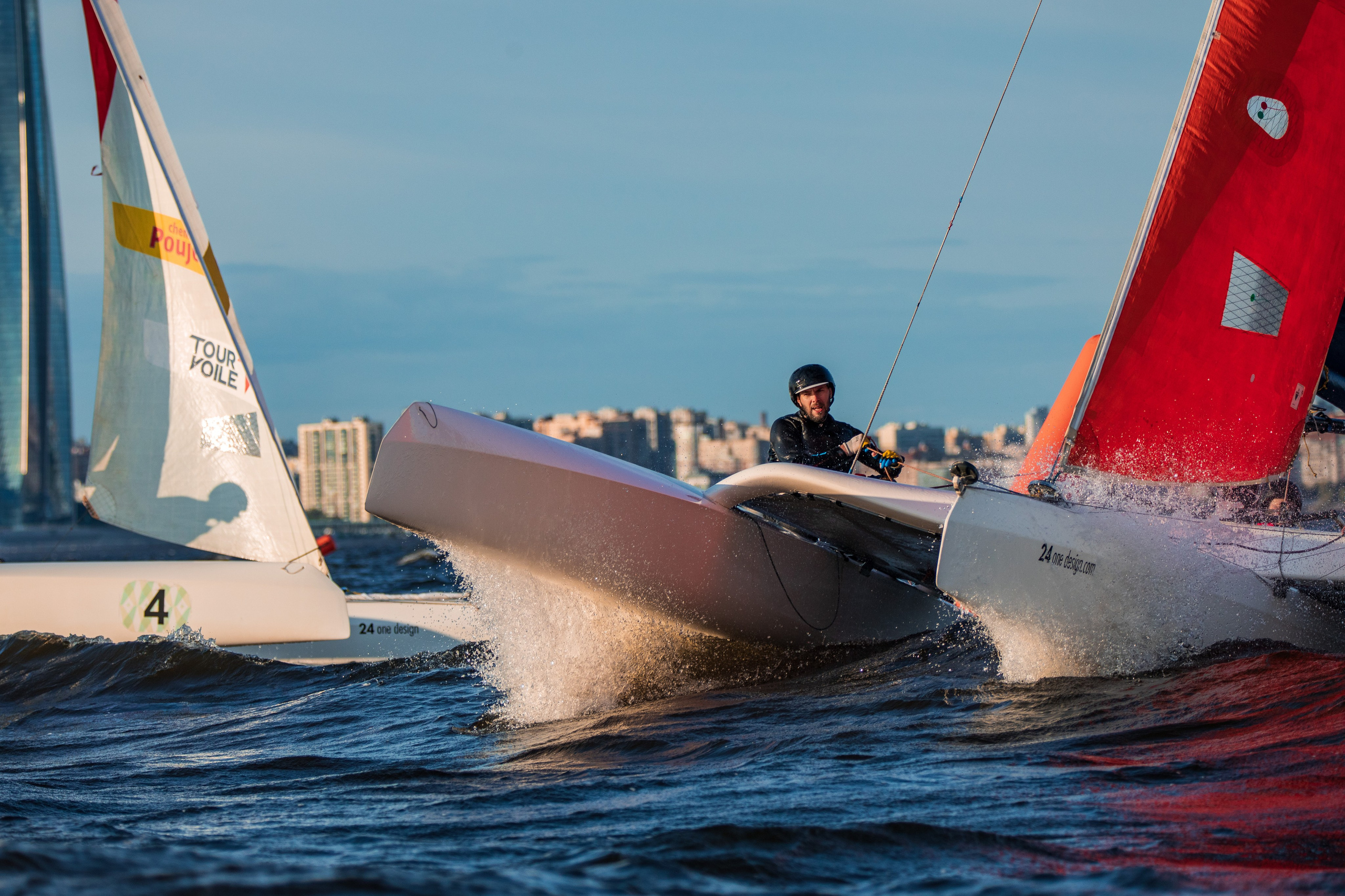 Яхтсмен в шлеме на быстрой скорости на тримаране.