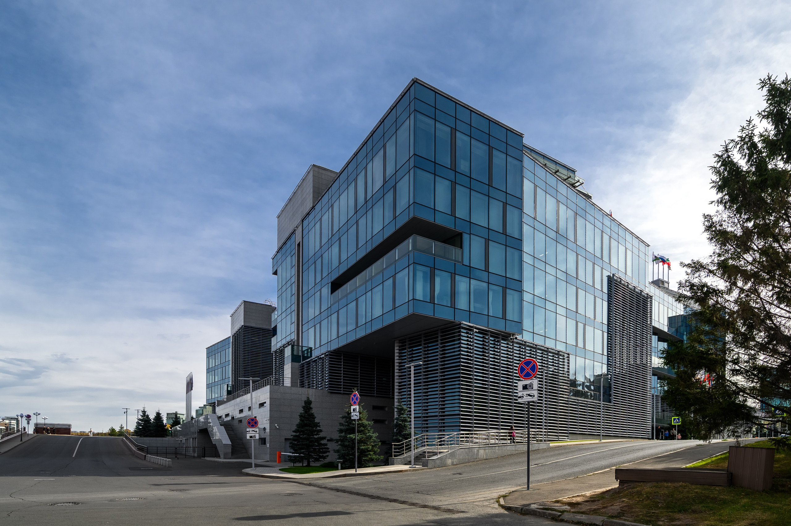 Стеклянный бизнес-центр банка Аверс в Казани с отражениями неба и городской среды