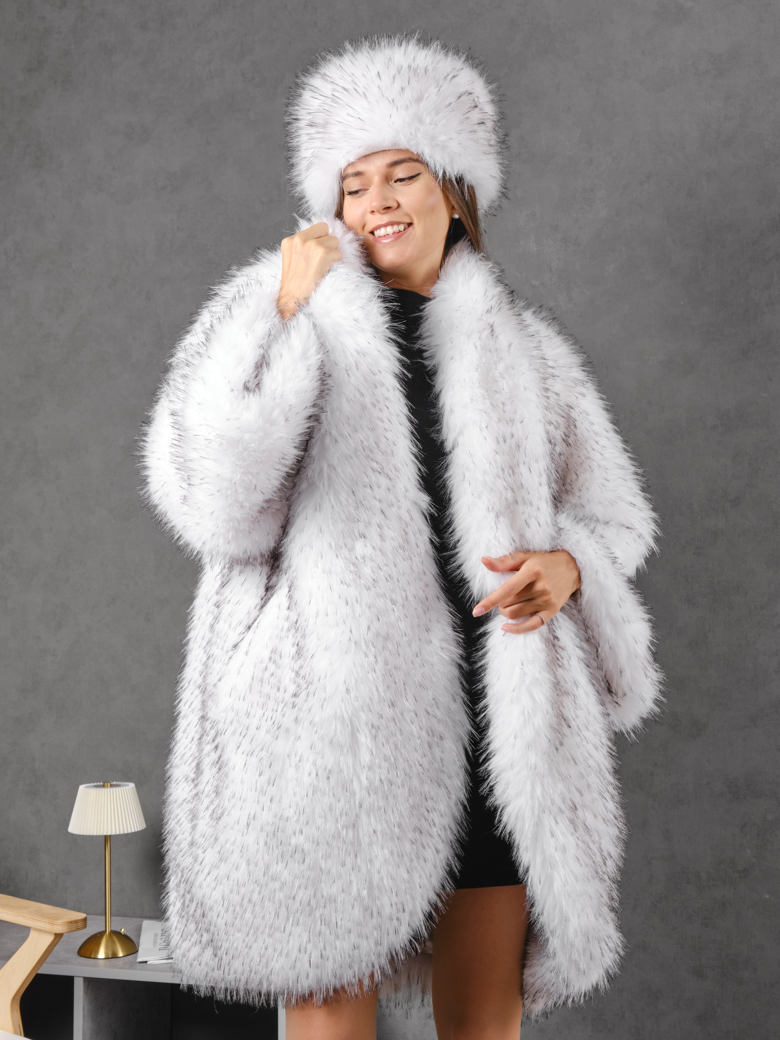 Шубы на сером фоне. Фотостудия для Wildberries Ozon