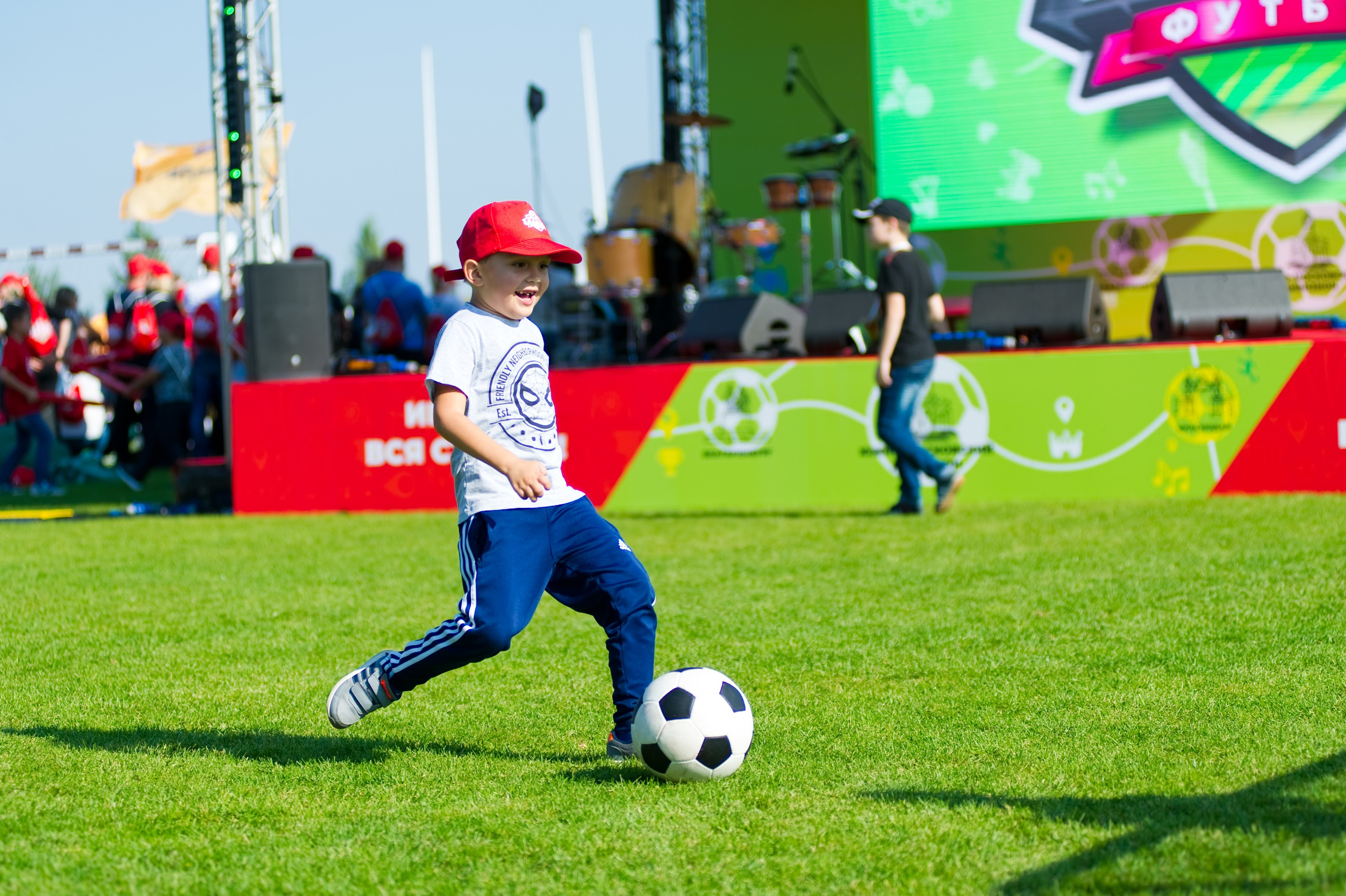 Турбофутбол (корпоративное соревнование «Пятерочки»). Репортажный фотограф и видеограф Слава Думчев. Тимбилдинги, отчетники, корпоративы