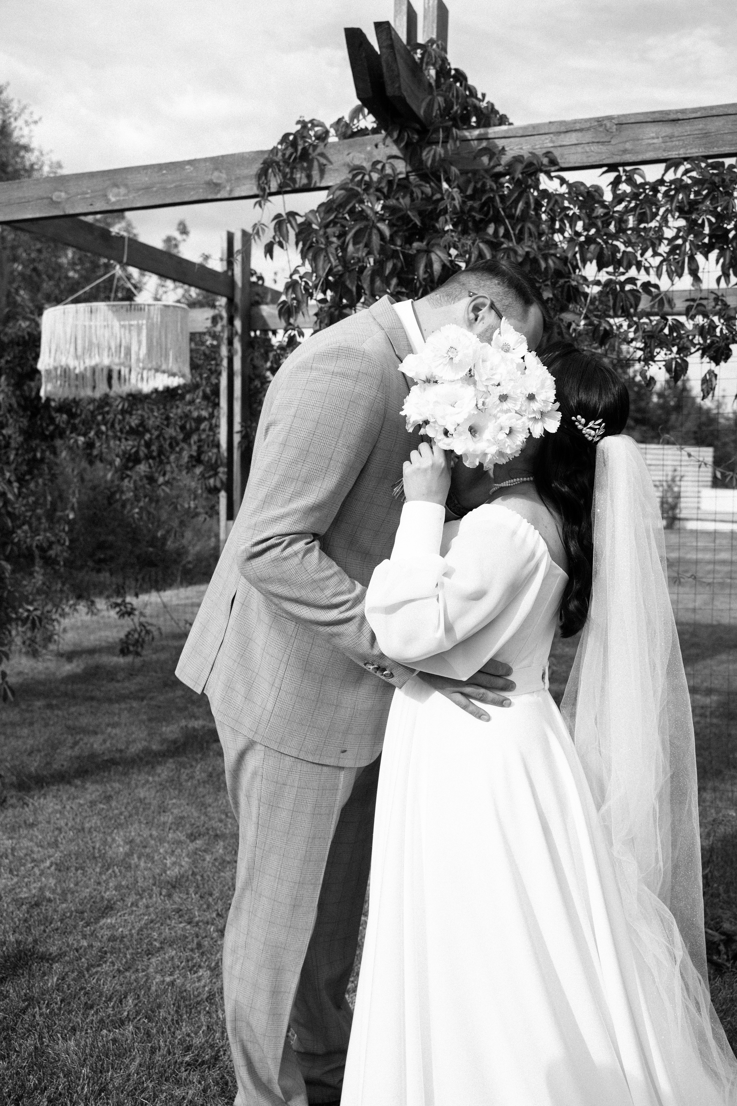 скромный поцелуй жениха и Невесты