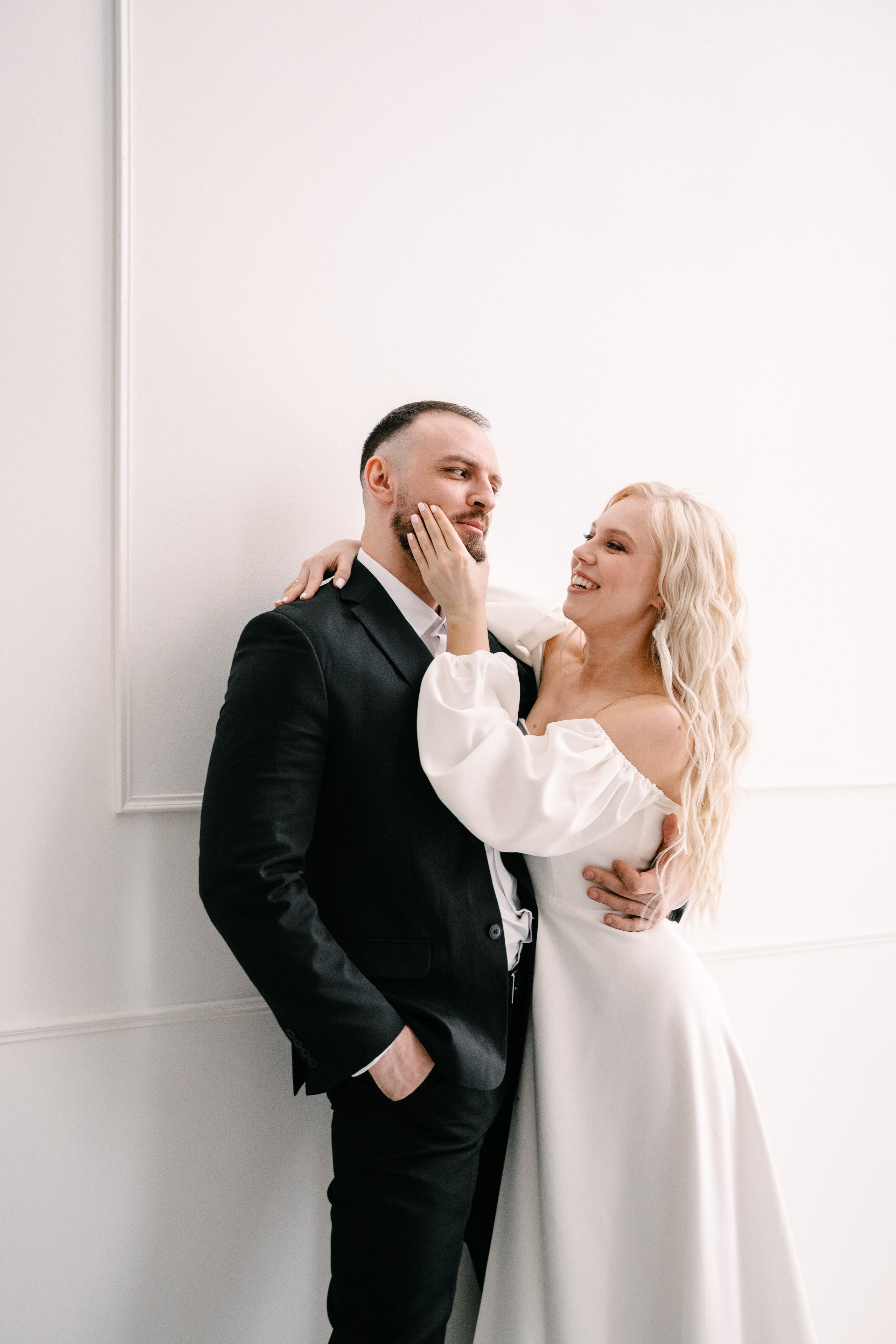 жених и Невеста дурачатся на камеру 