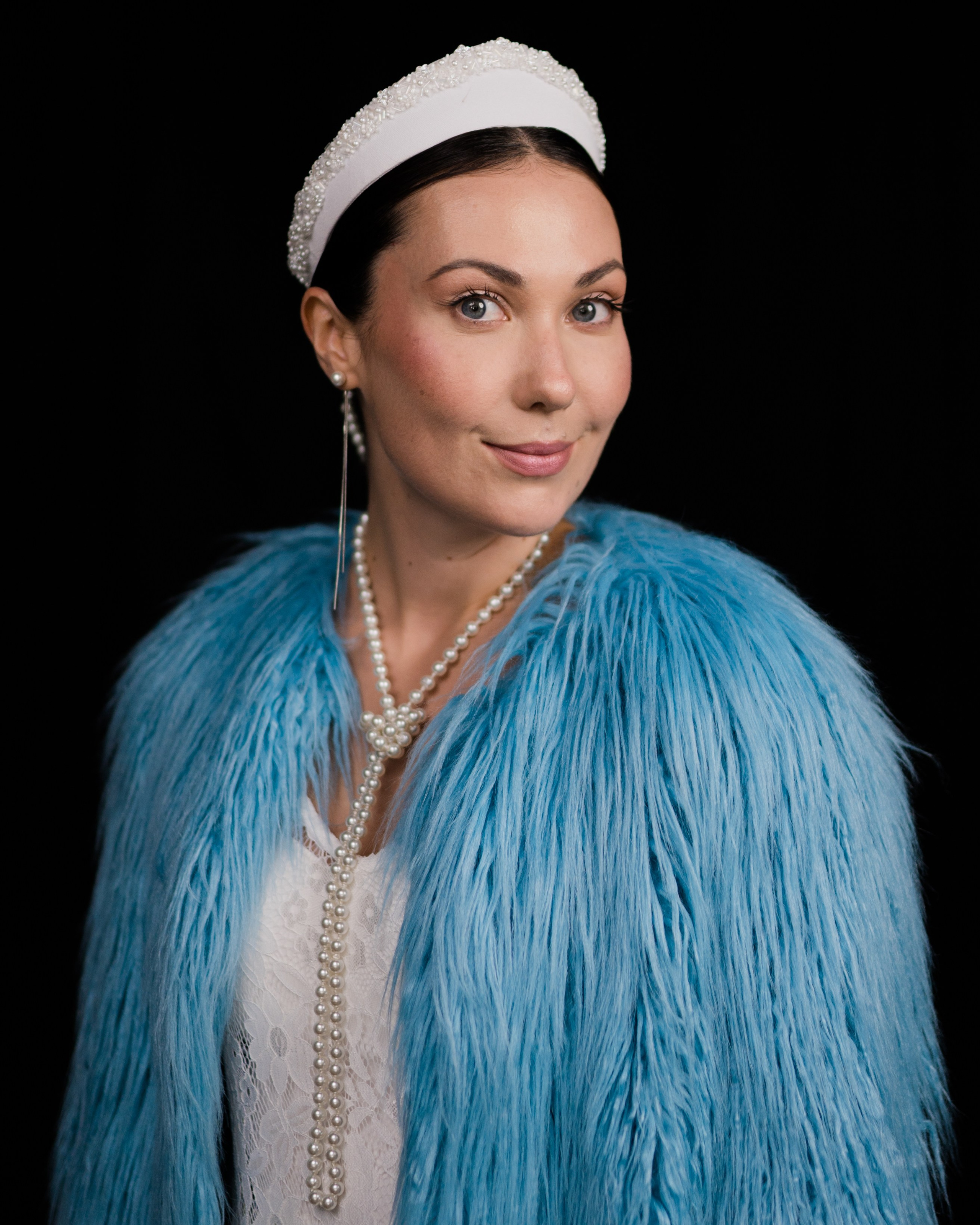 Образ для ведущей мероприятий «Современная снегурочка». Стилист медийных личностей