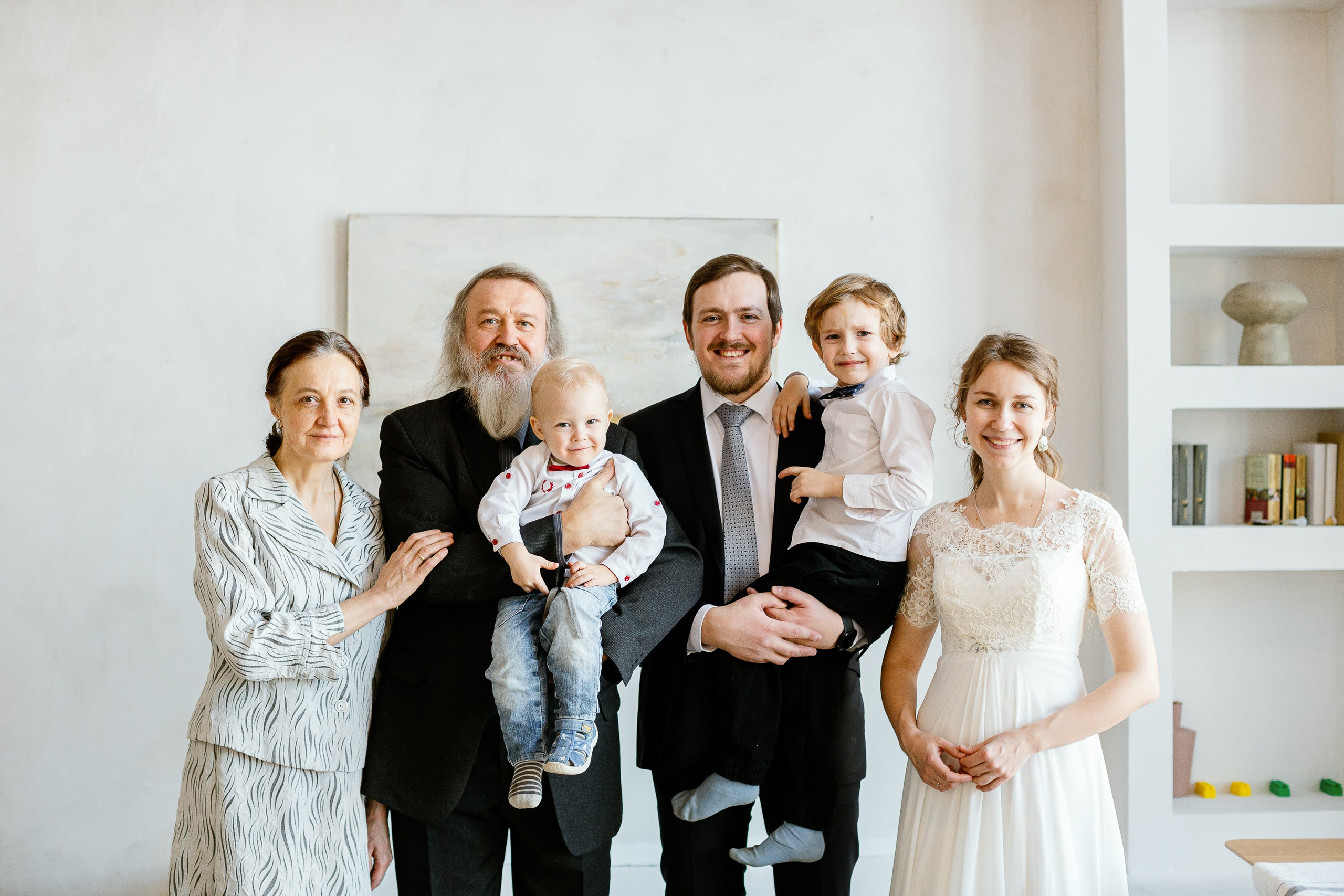 Новогодняя фотосессия в фотостудии. В студии три поколения. Дедушка, бабушка, папа, мама и их дети, внуки.