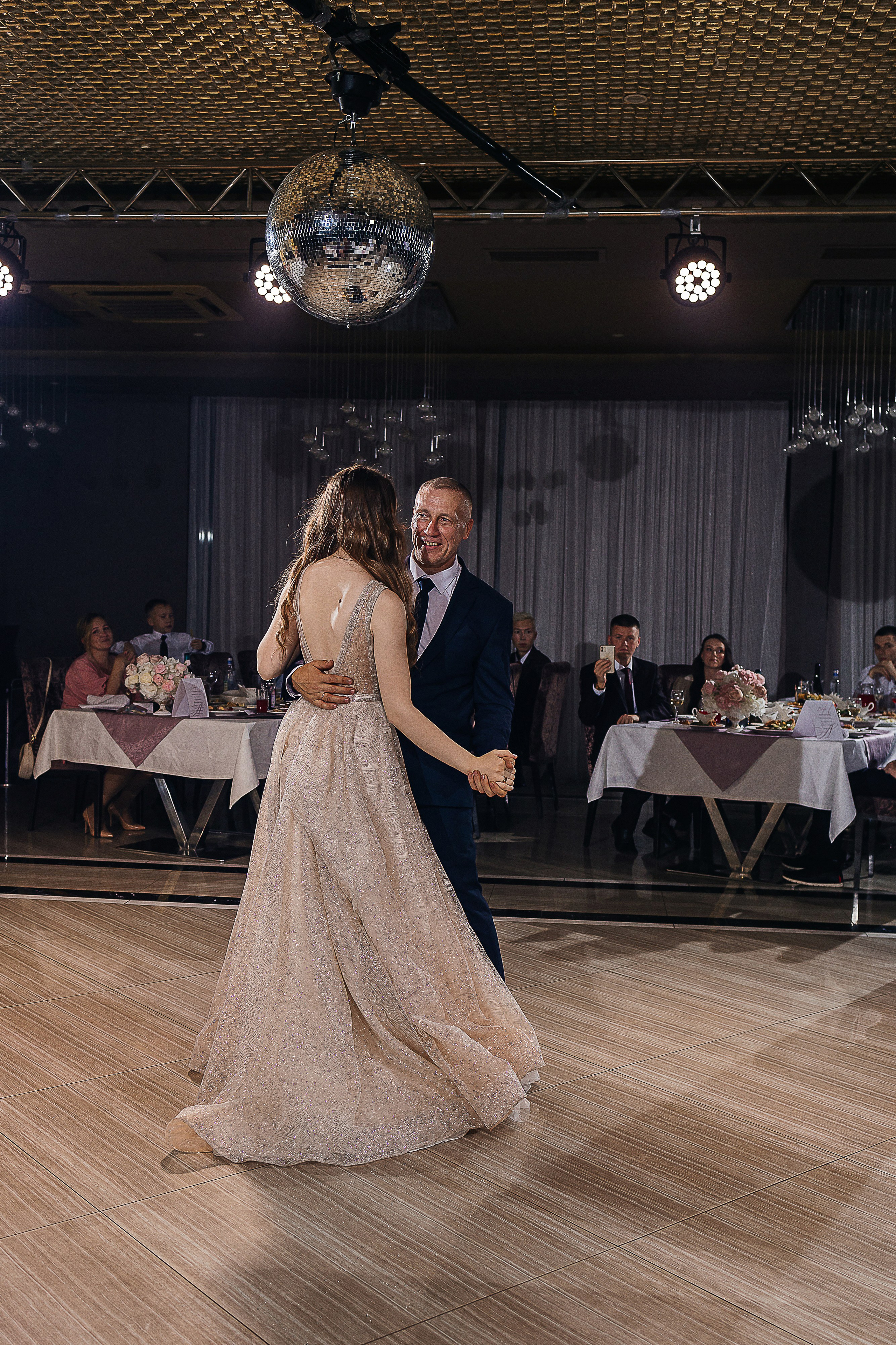 Роскошная выездная церемония в отеле. Олег Сверчков | Свадебный фотограф Вологда