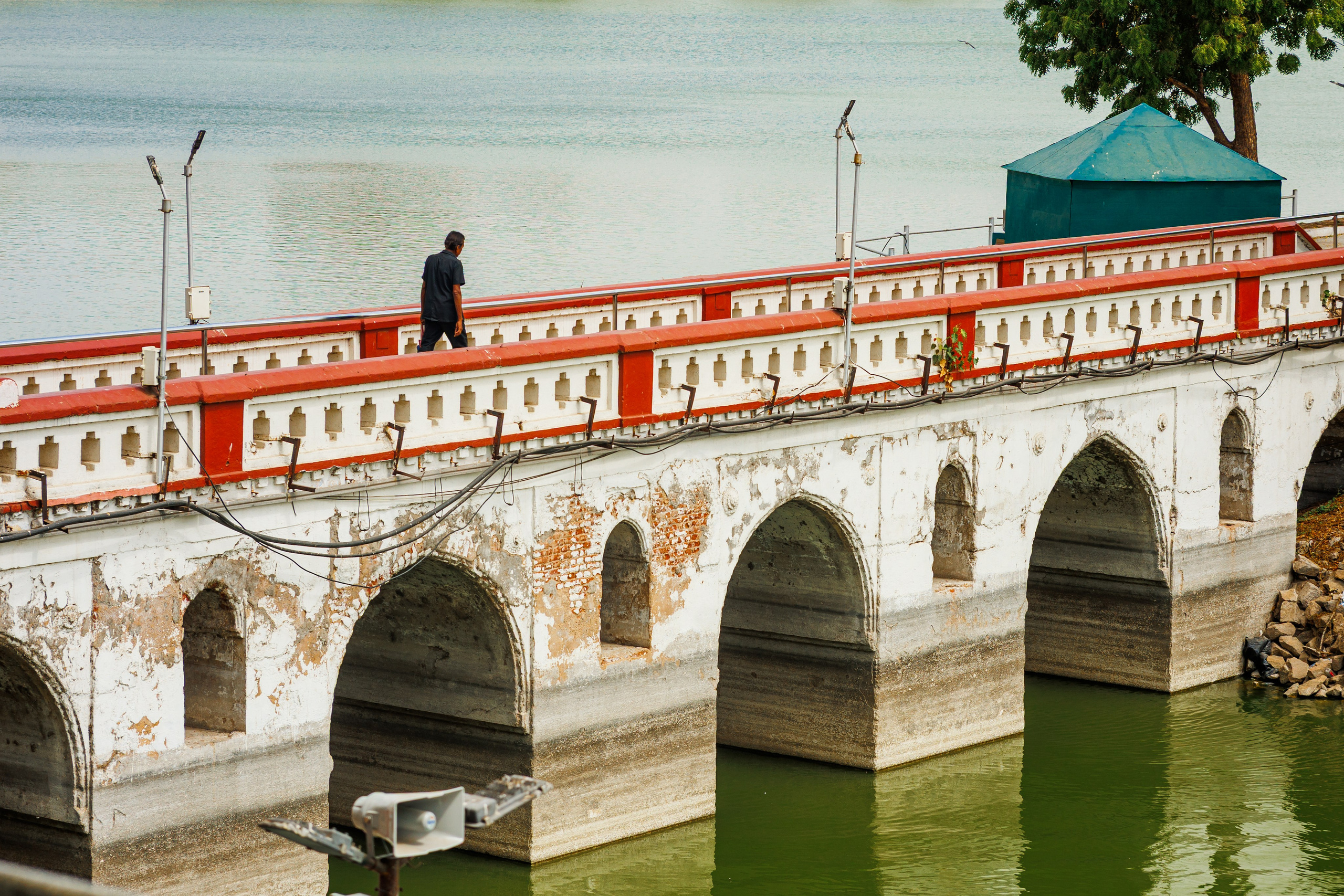 Спокойный индийский пейзаж с рекой и горами на фоне