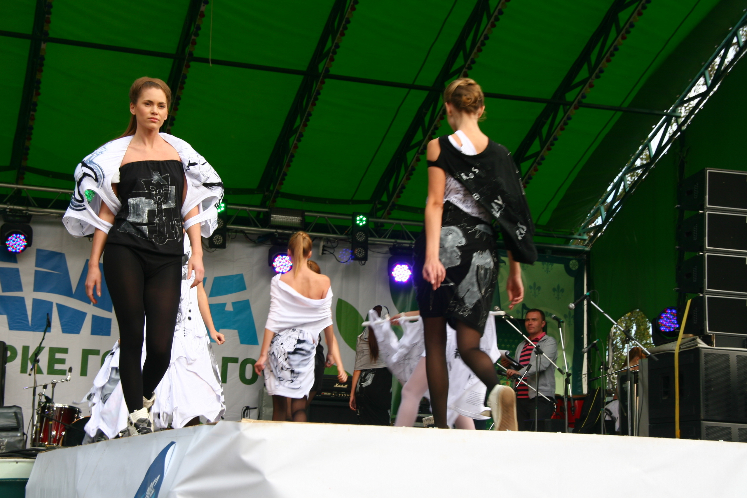 Модный показ. Репортажная фотосъемка в Перми. Фотограф Пермь. Фотосессия в фотостудии Перми и на свежем воздухе