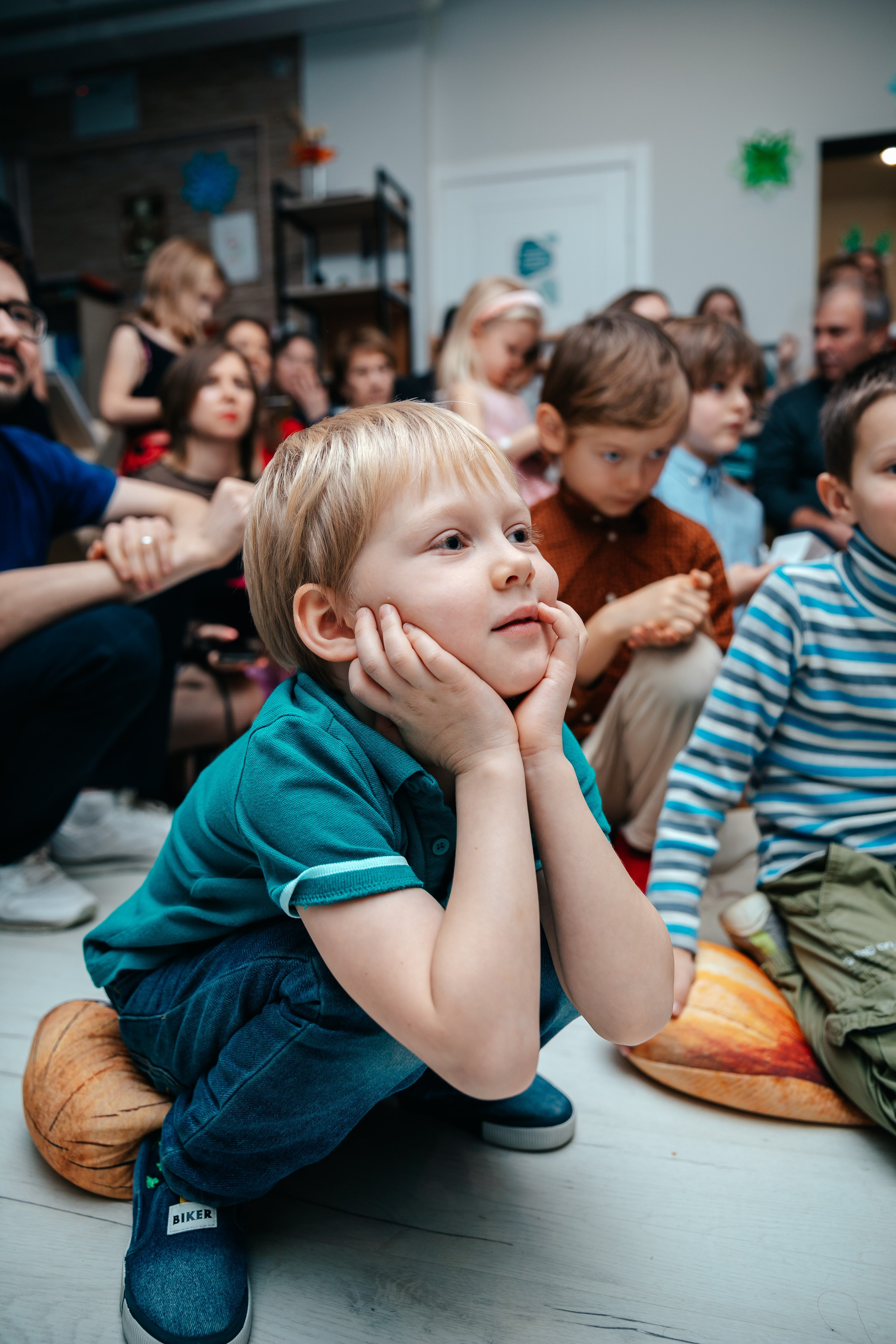 Новогодний утренник в Монтессори-школе. Семейный lifestyle фотограф в Санкт-Петербурге Людмила Пахомова