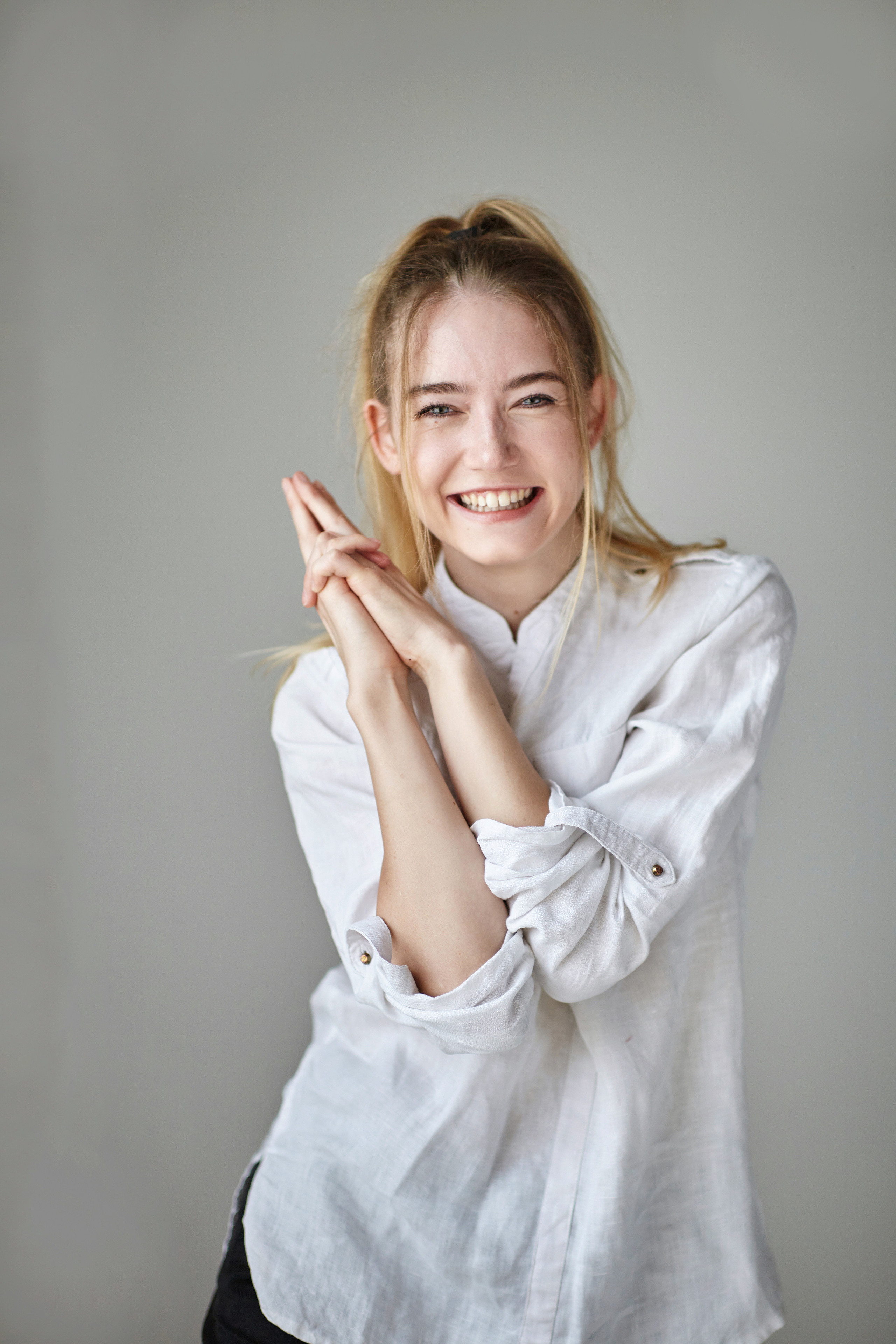 Современная девушка на студийных фотографиях.