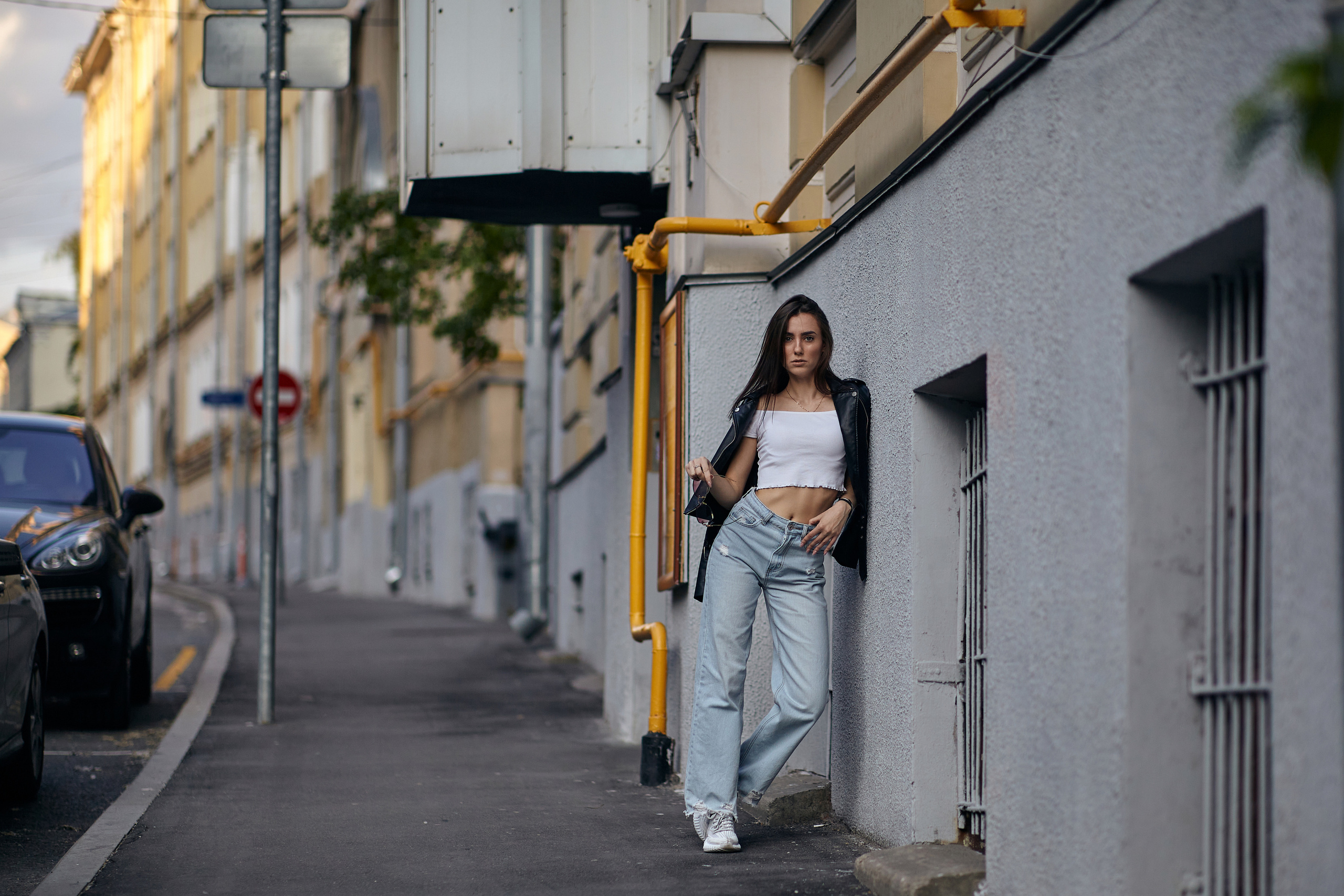 Уличная фотосессия: модель и Московский ландшафт.