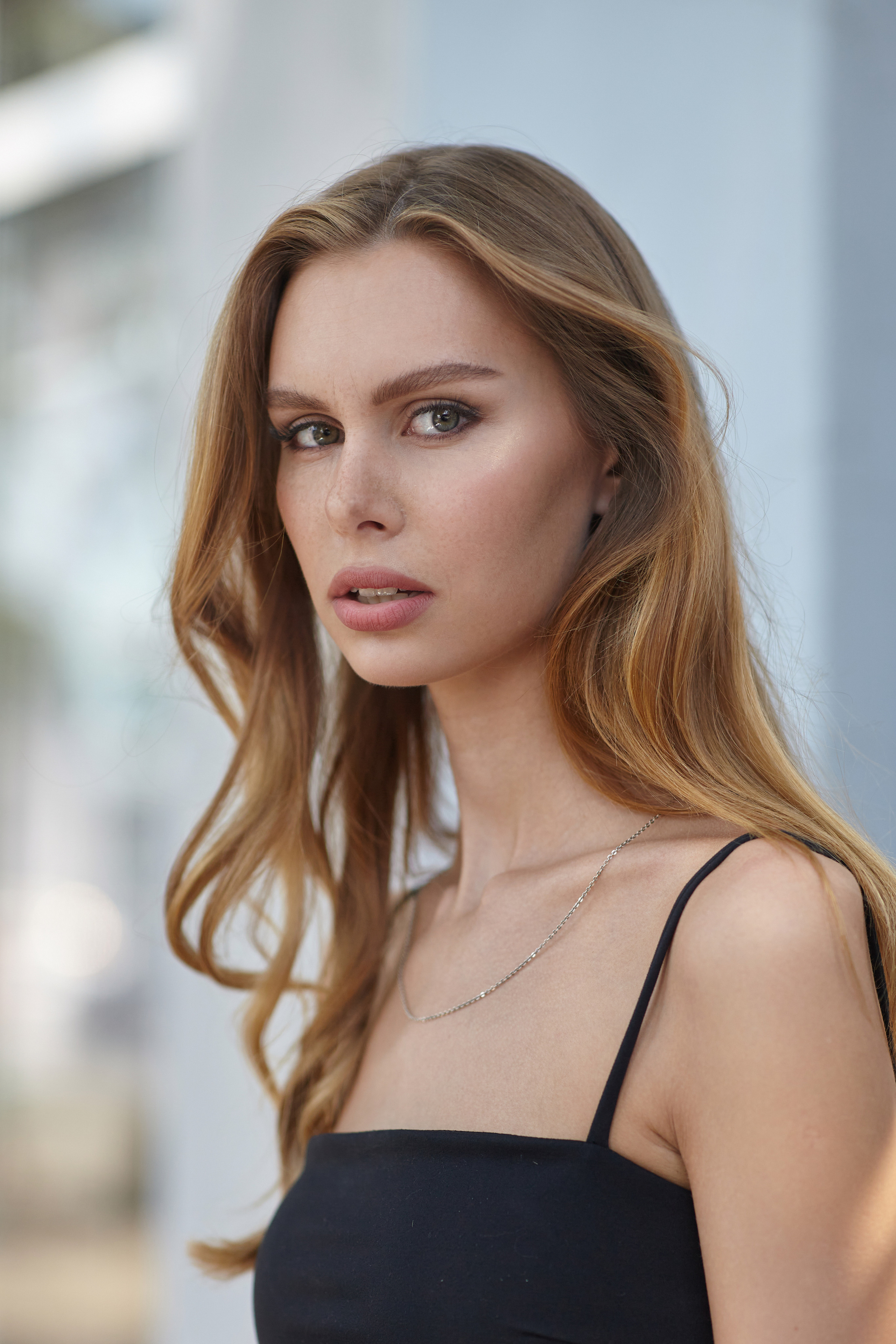 Модель в студии: индивидуальность и харизма.