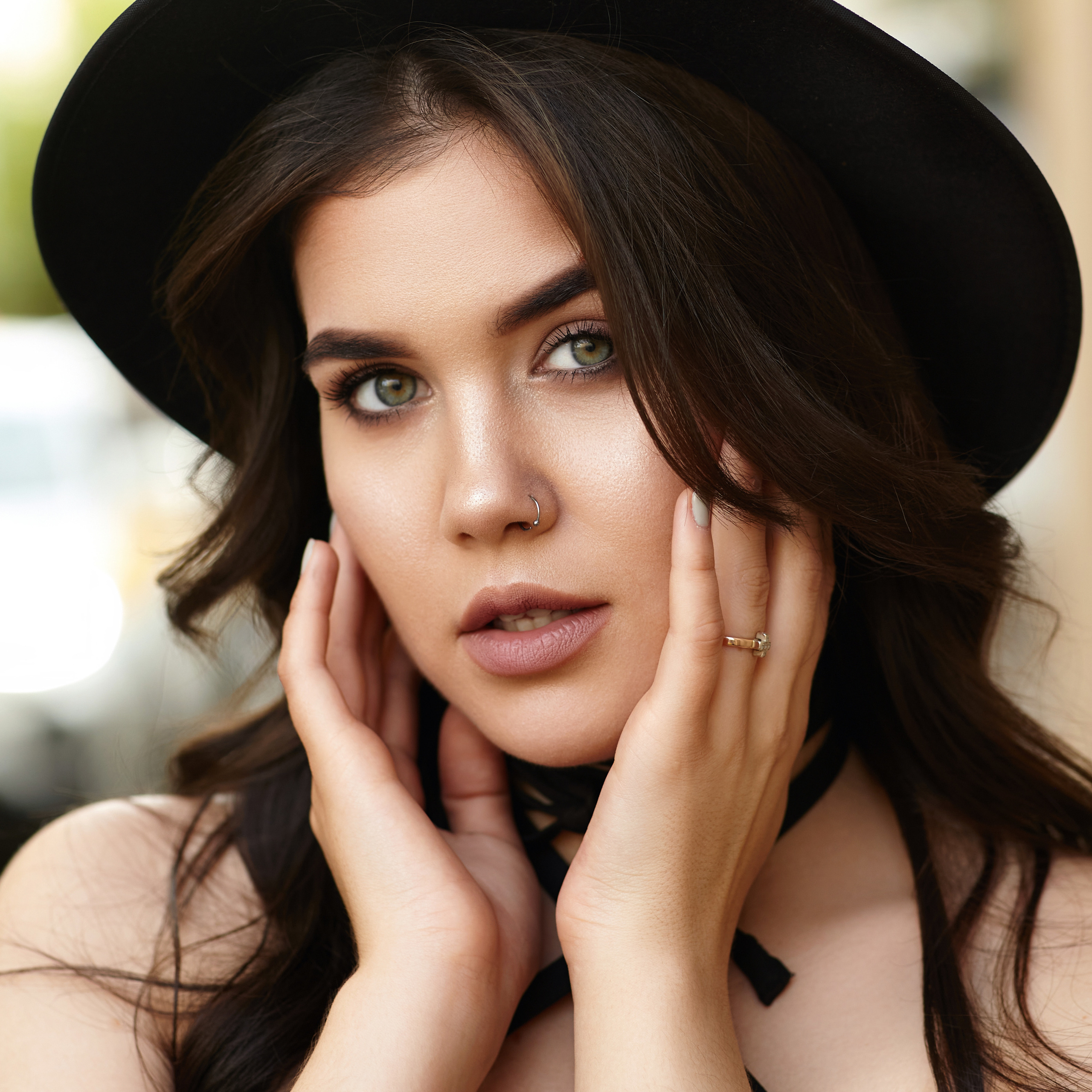 Снимки с моделью в уличной атмосфере.