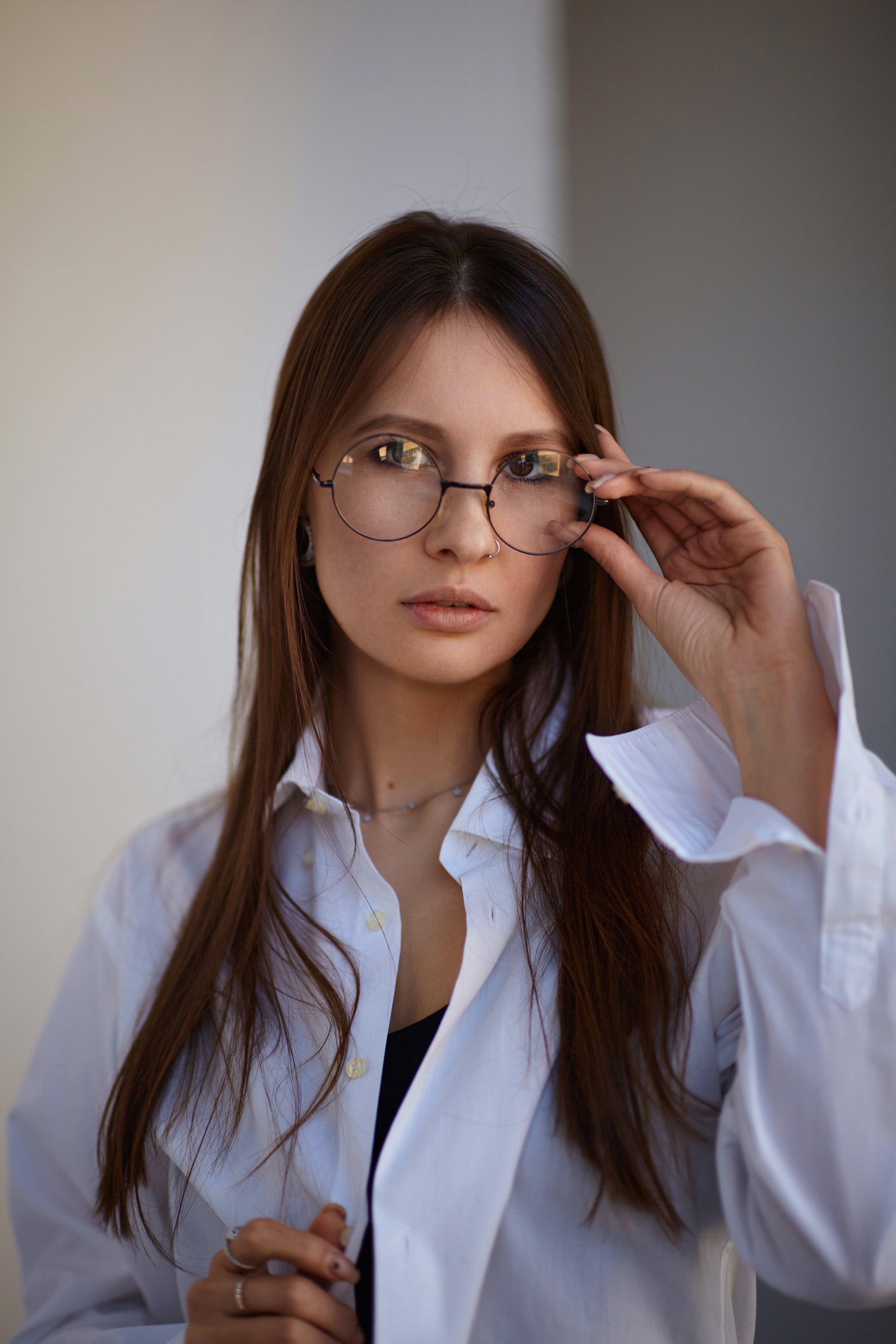 Модель в фотостудии: красота и индивидуальность.