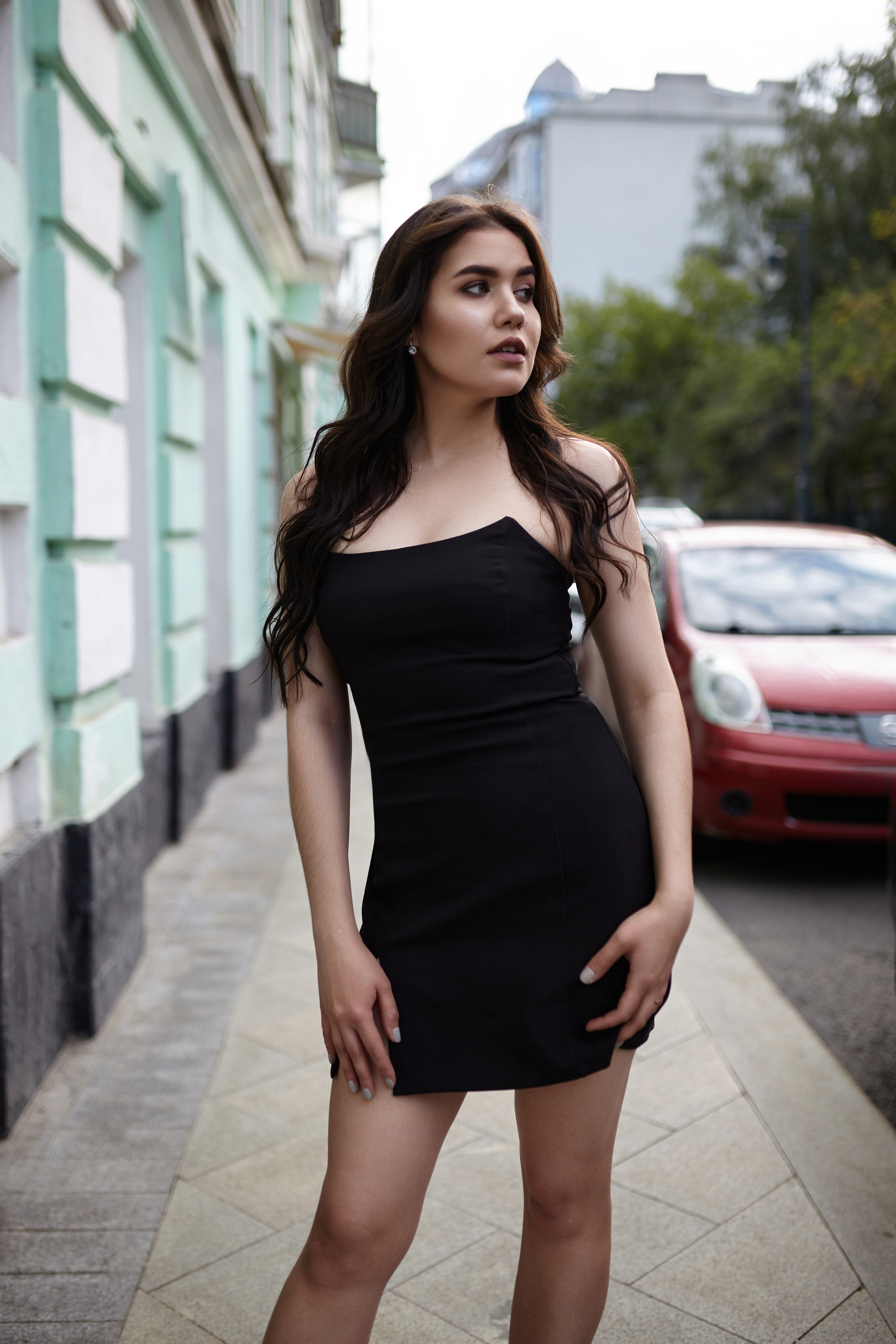 Уличные фотографии с моделью: стиль и харизма.