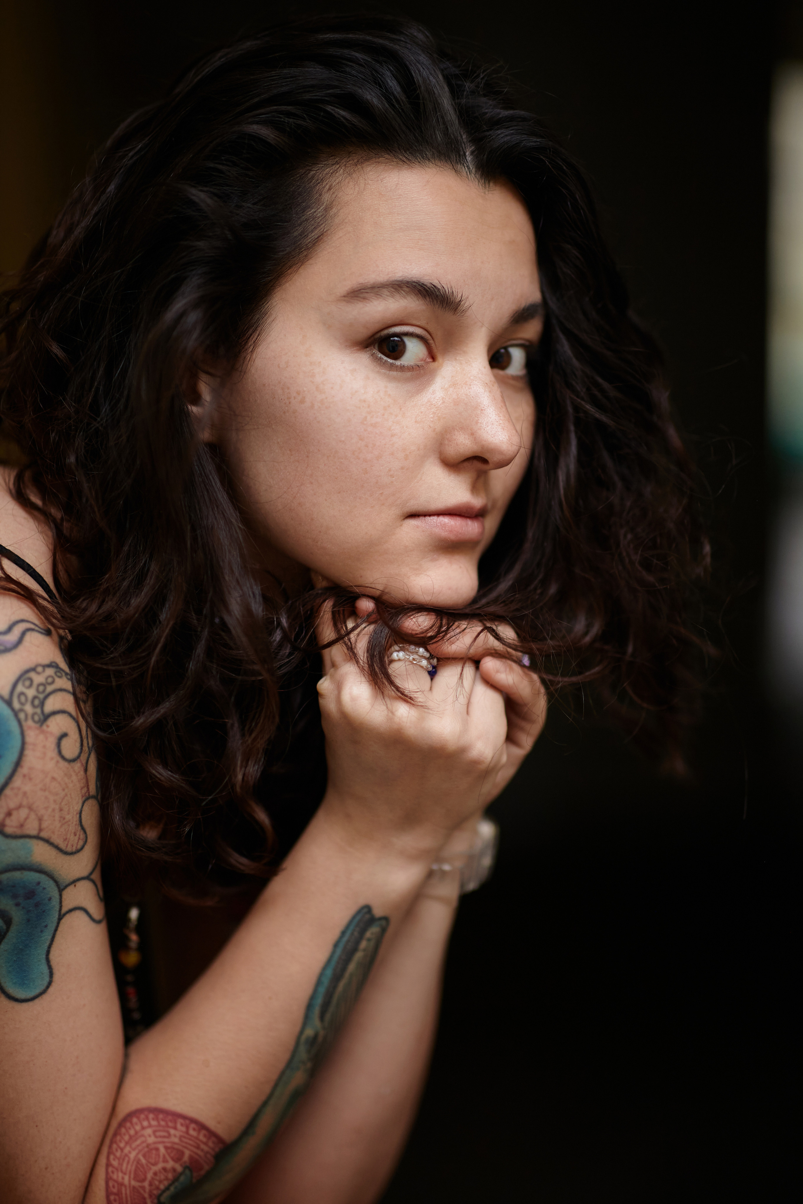 Портретная съемка с улицами в фоне.