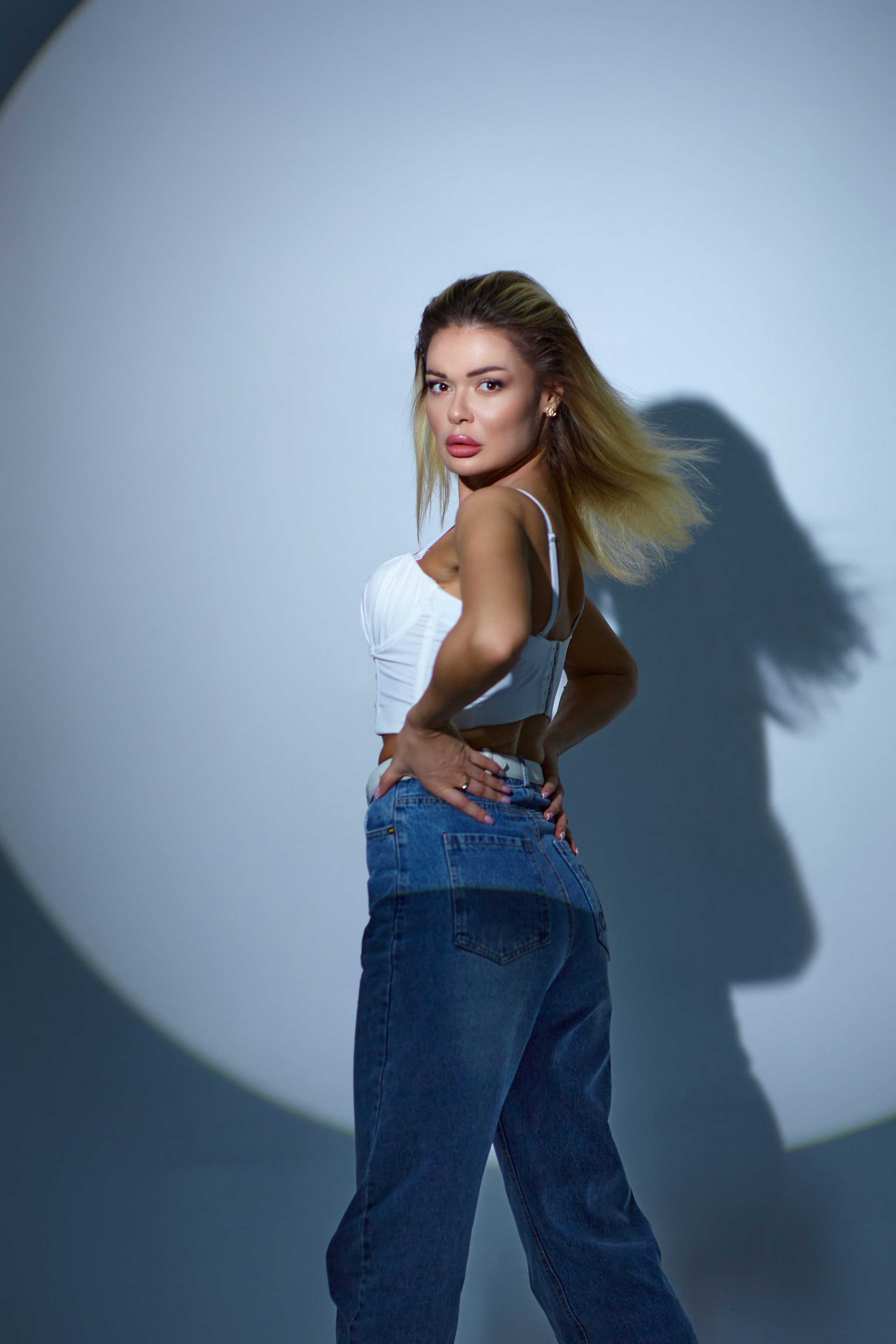 Модель в студии: качество и индивидуальность.