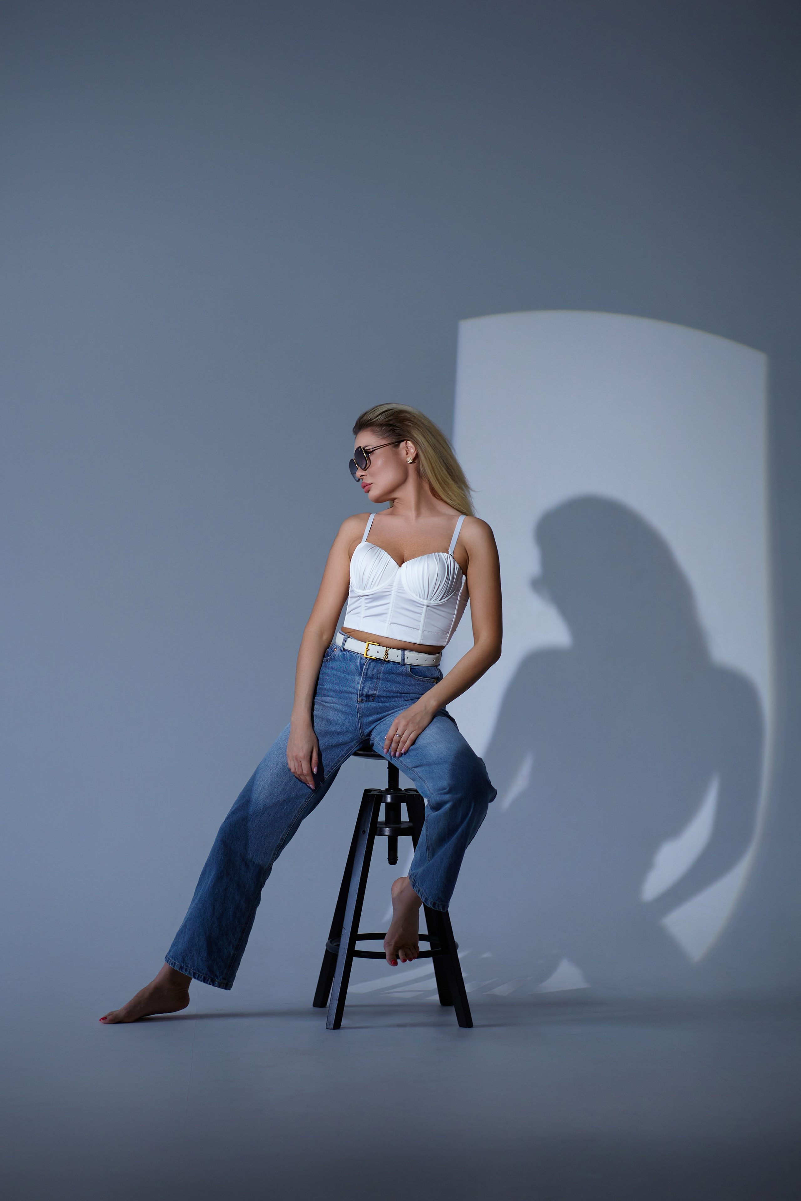 Модельные моменты с выразительной девушкой.