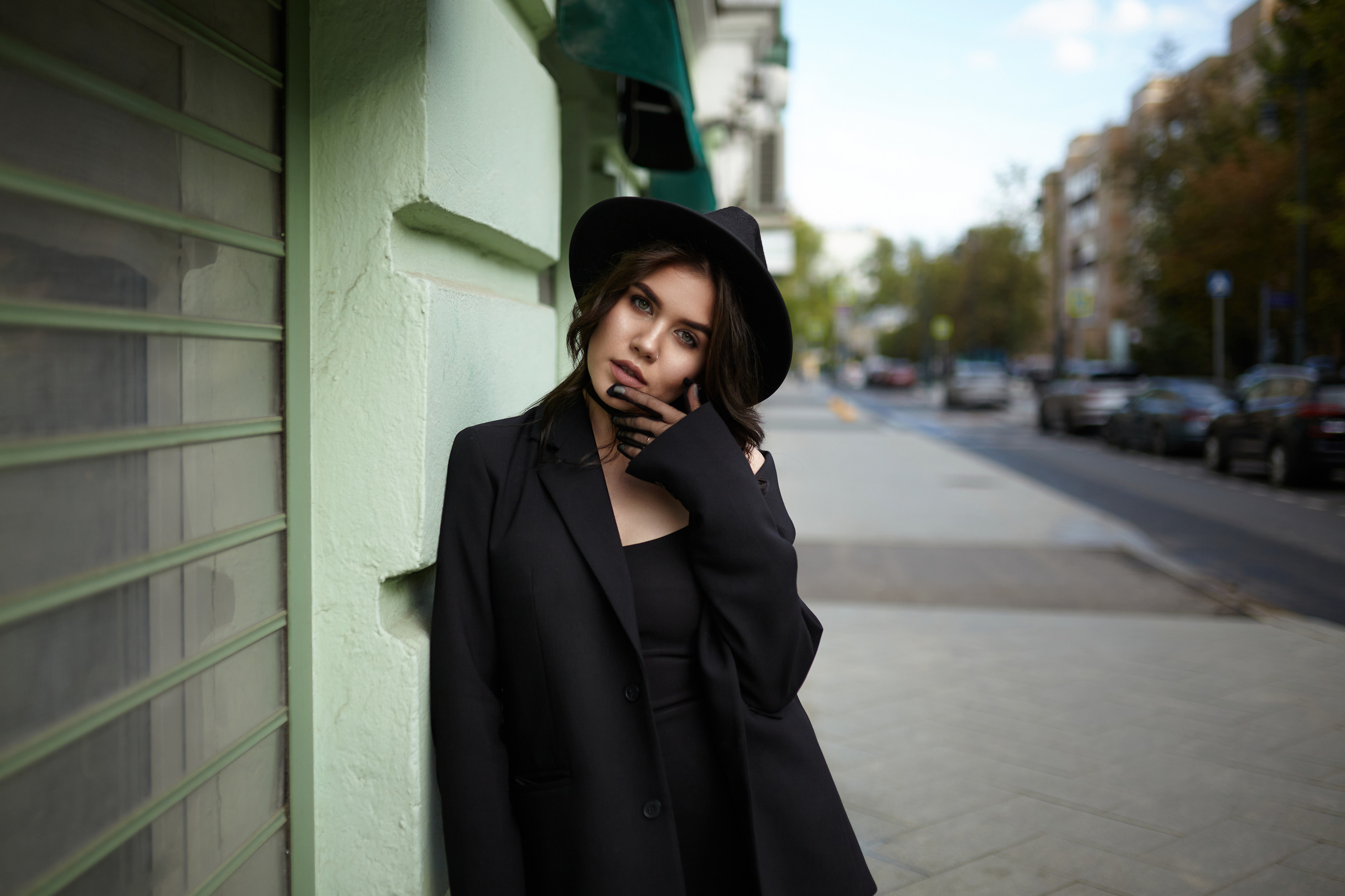 Модель и городской ландшафт в фокусе.