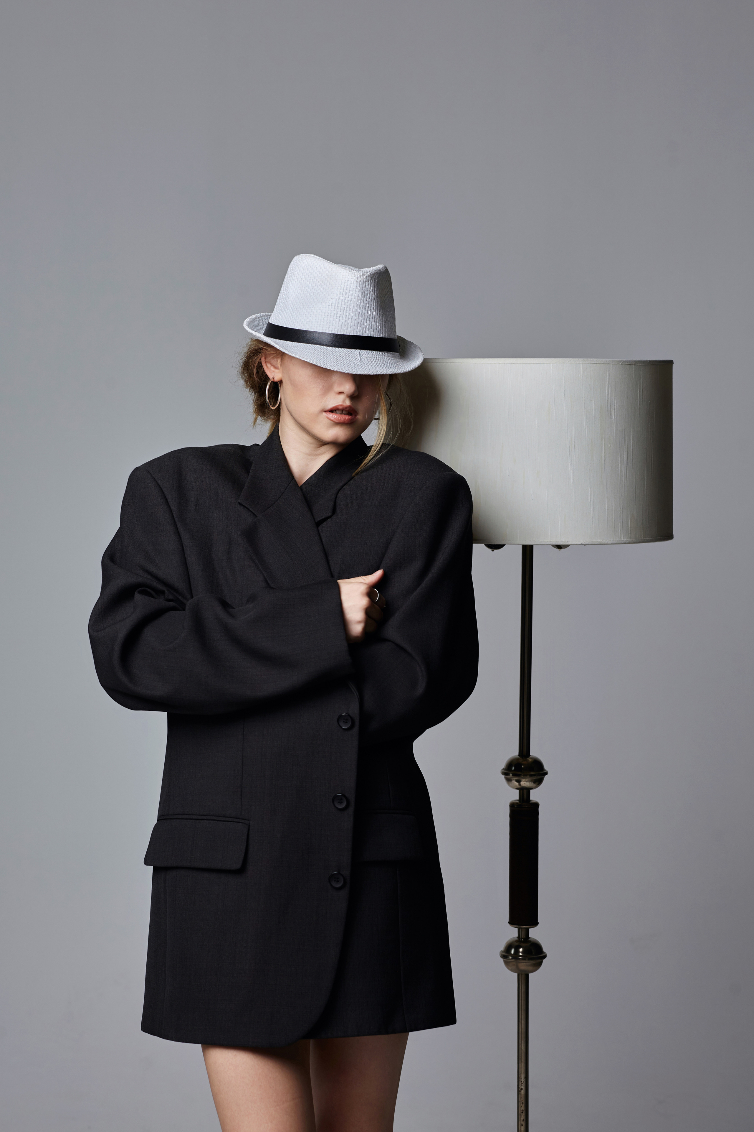 Креативные модельные тесты с девушкой.