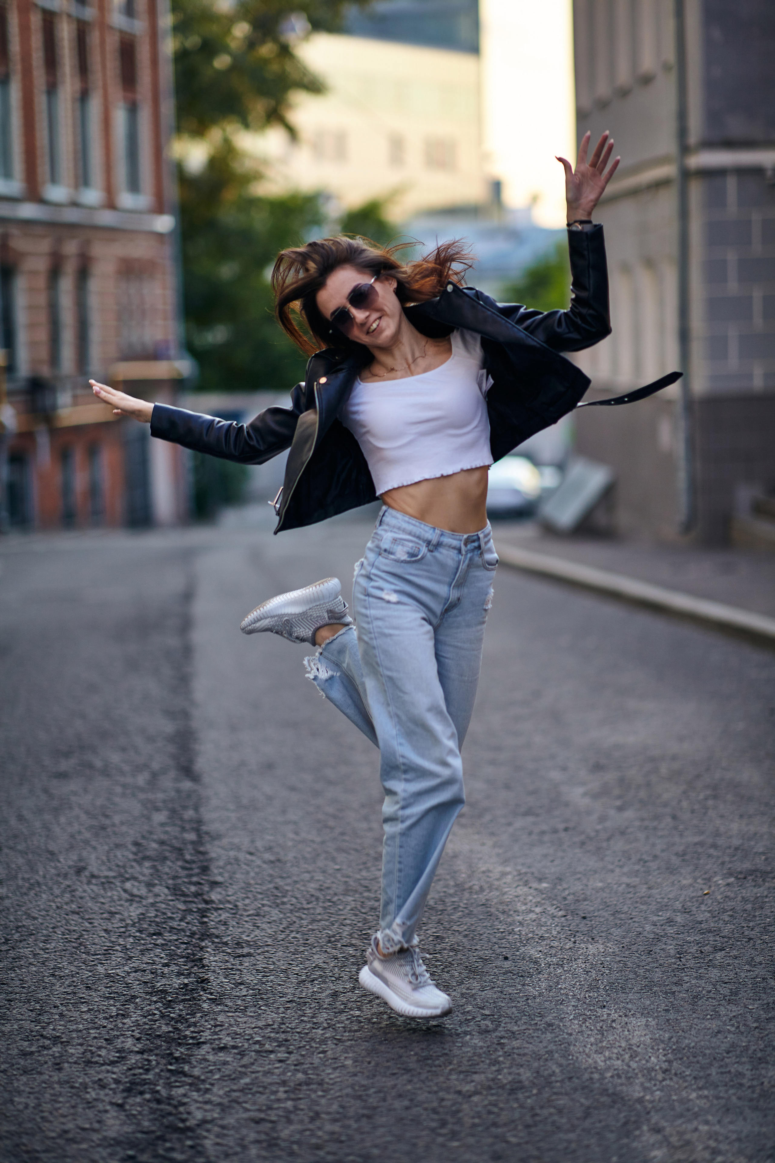 Современный street-стиль с моделью.