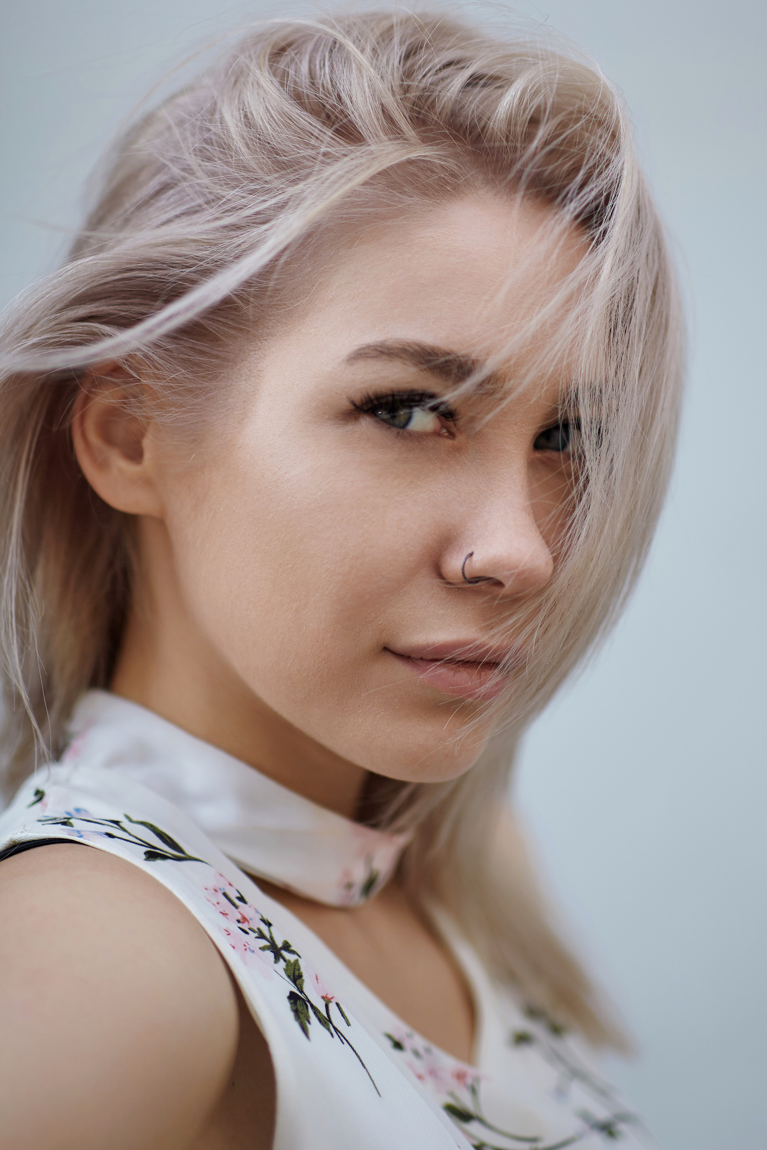 Модель и городская панорама в кадре.