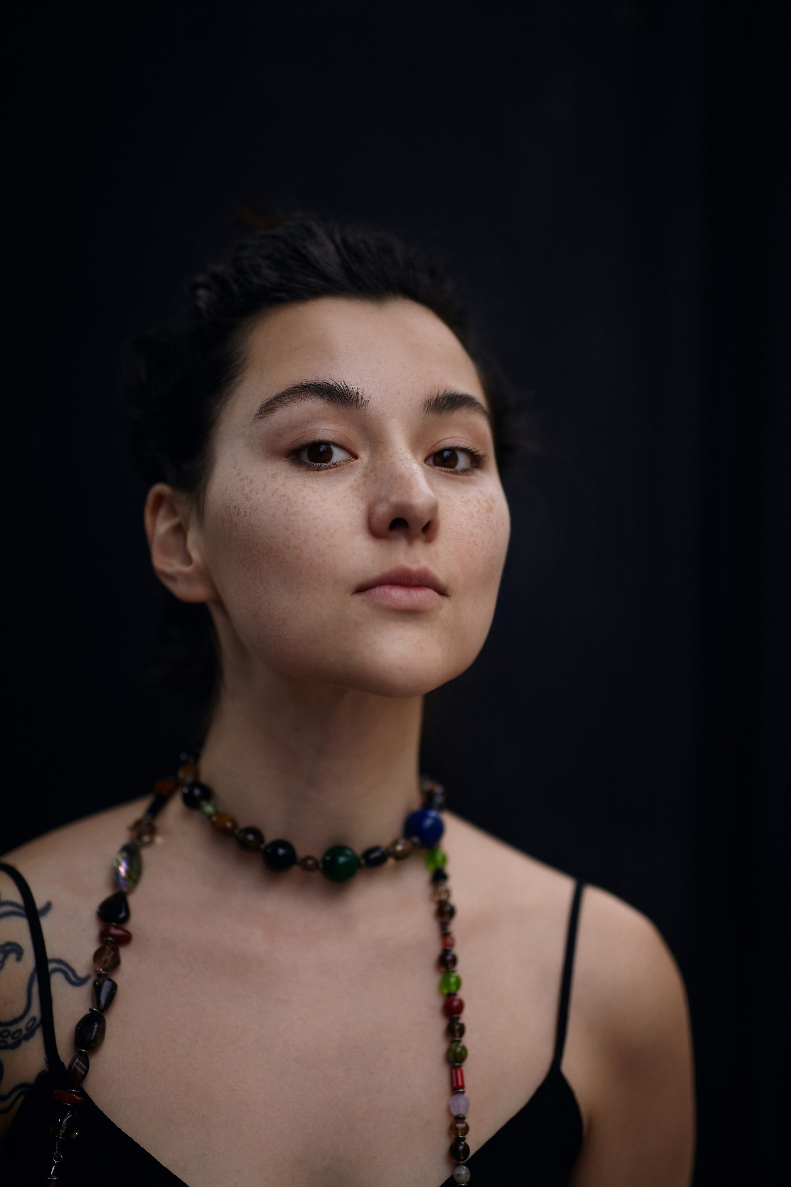 Уличная фотосъемка с креативной моделью.