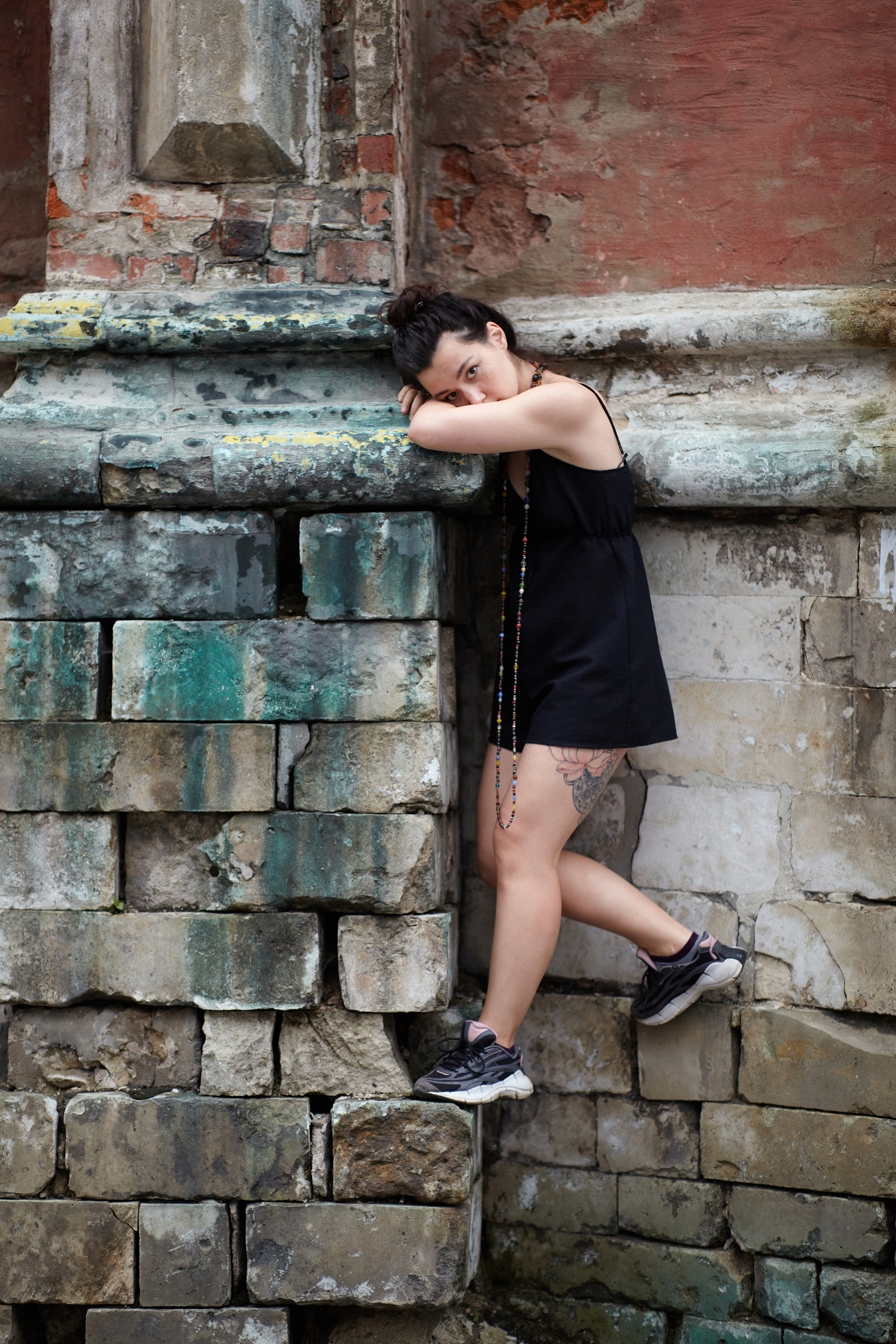 Уличная фотосессия с моделью: стиль и индивидуальность.