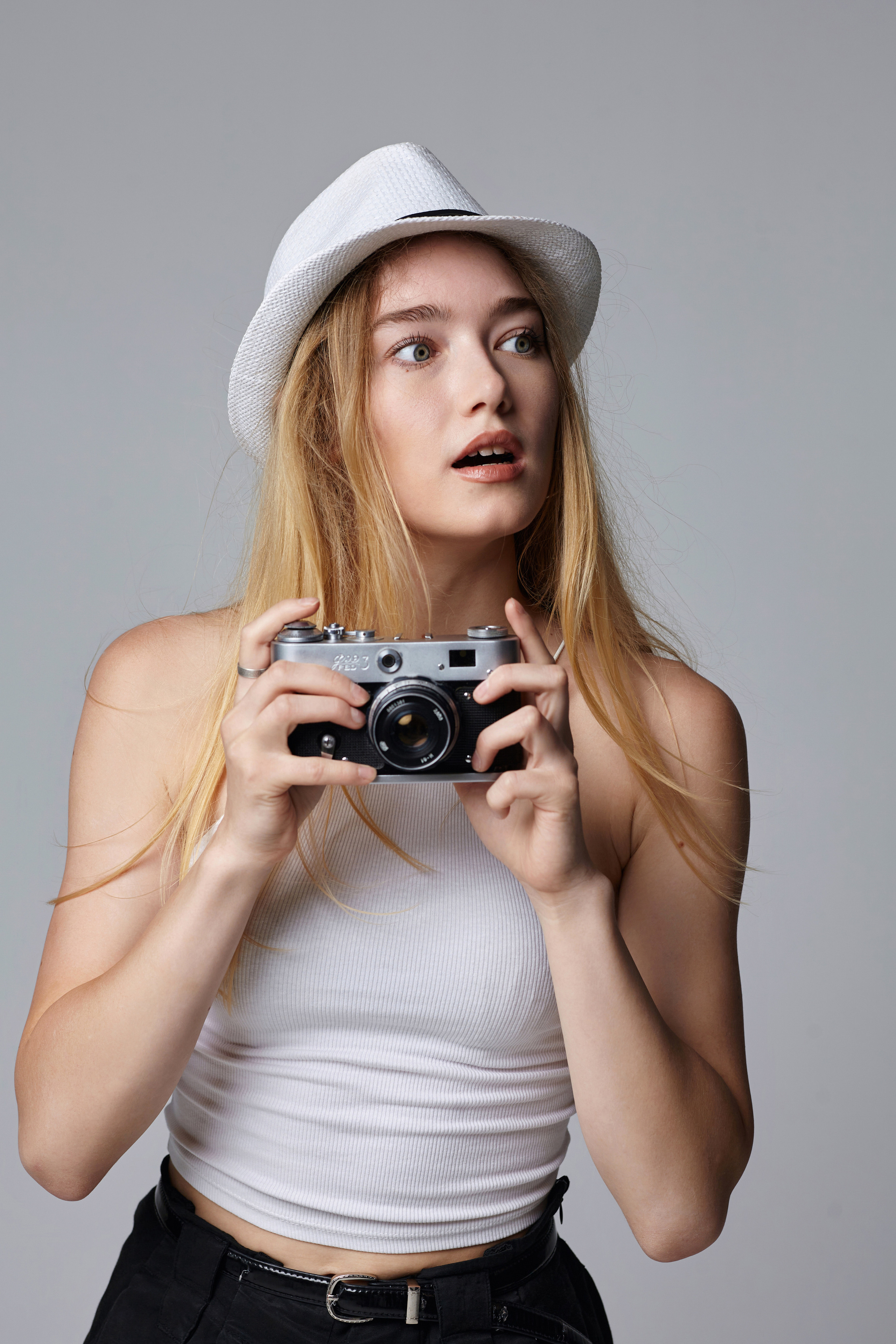 Модель в фотостудии: стиль и выразительность.