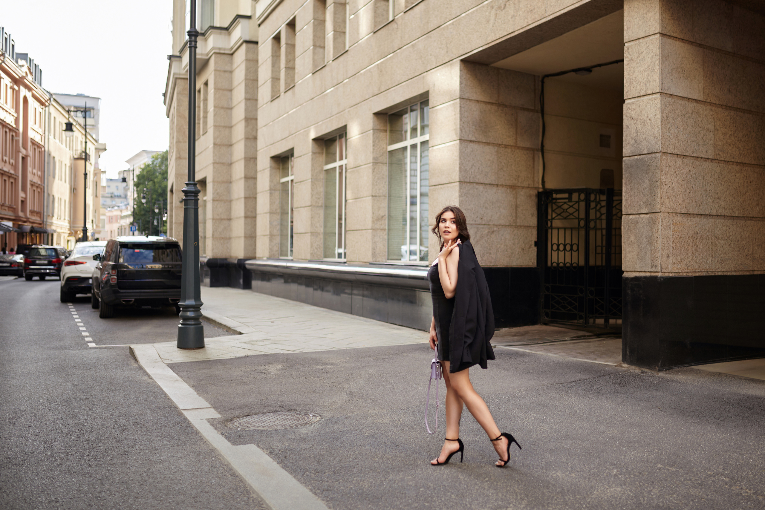 Уличная съемка: модель и Московский пейзаж.