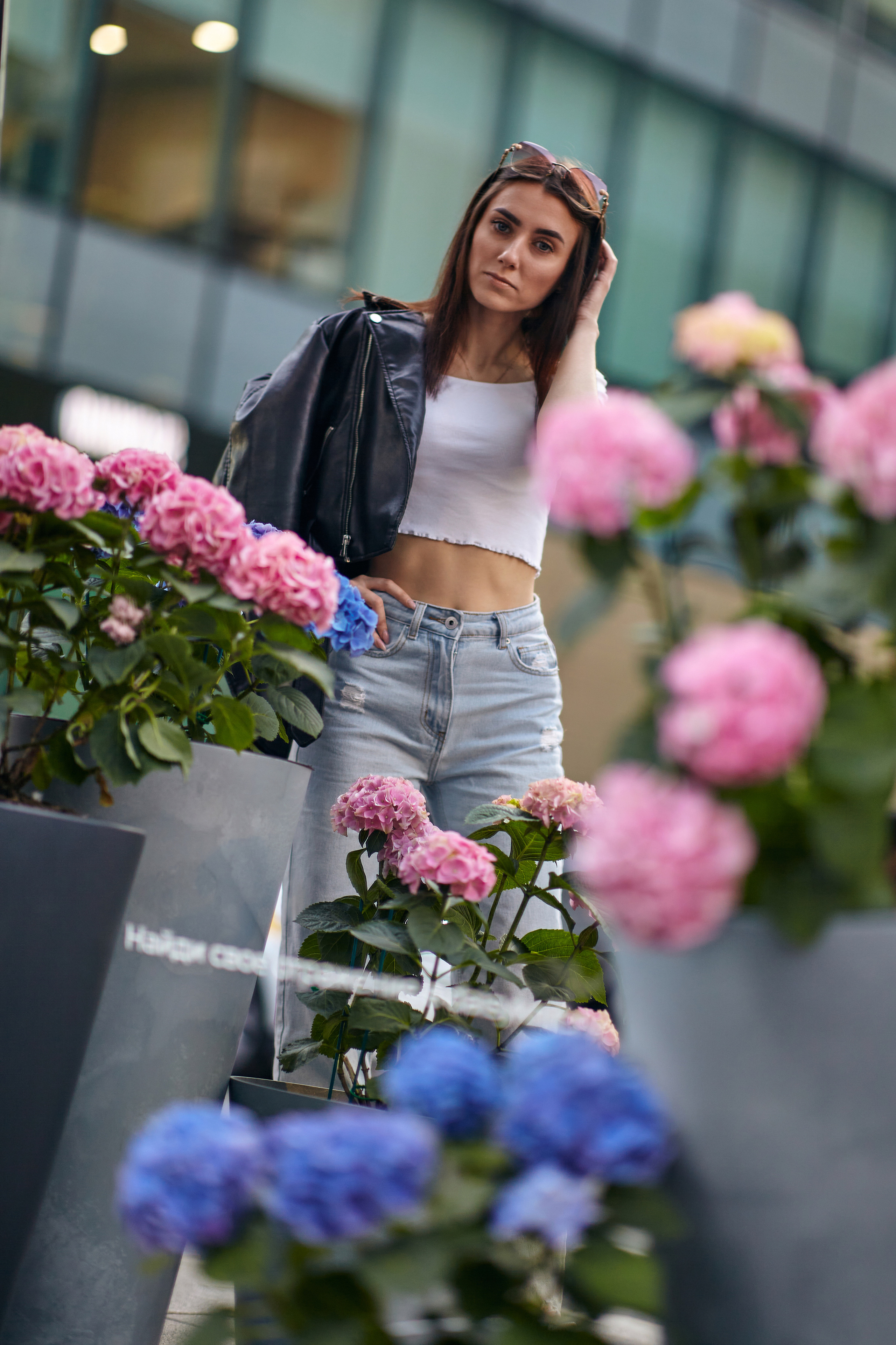 Современная street fashion с моделью.