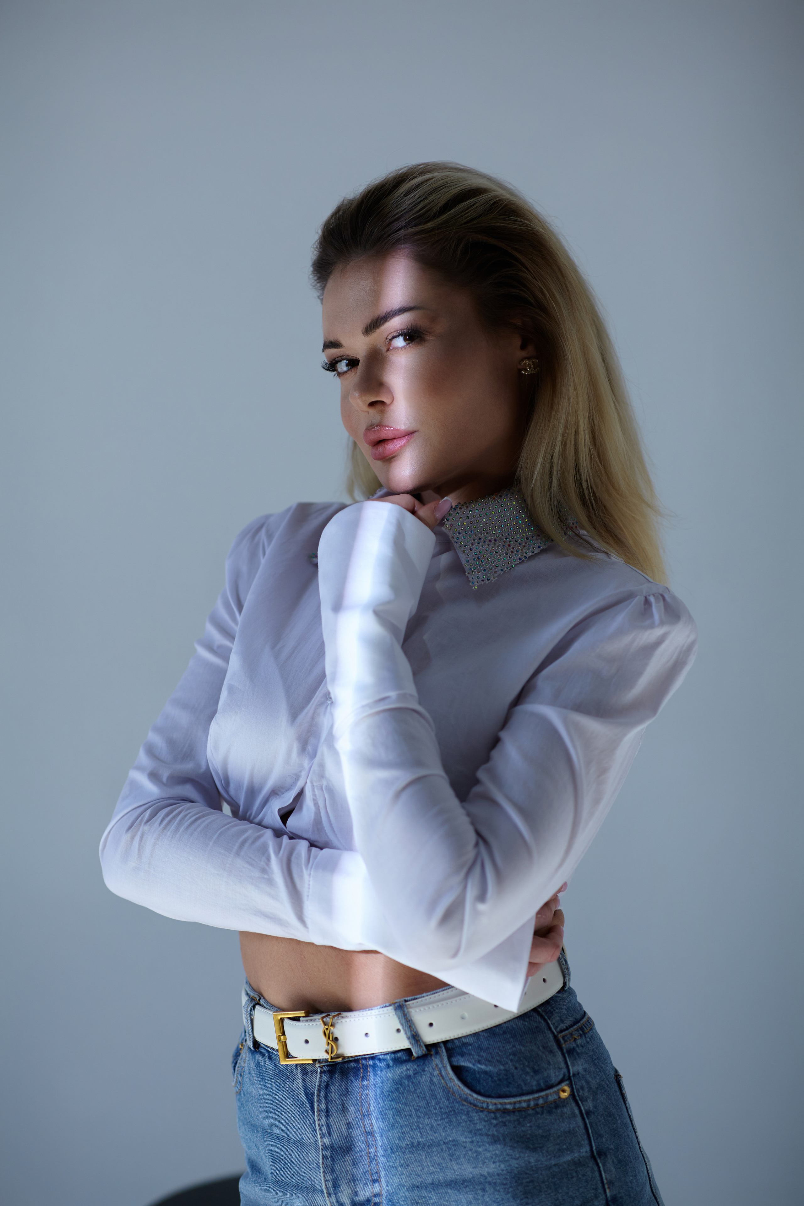 Модель в фотостудии: стиль и грация.