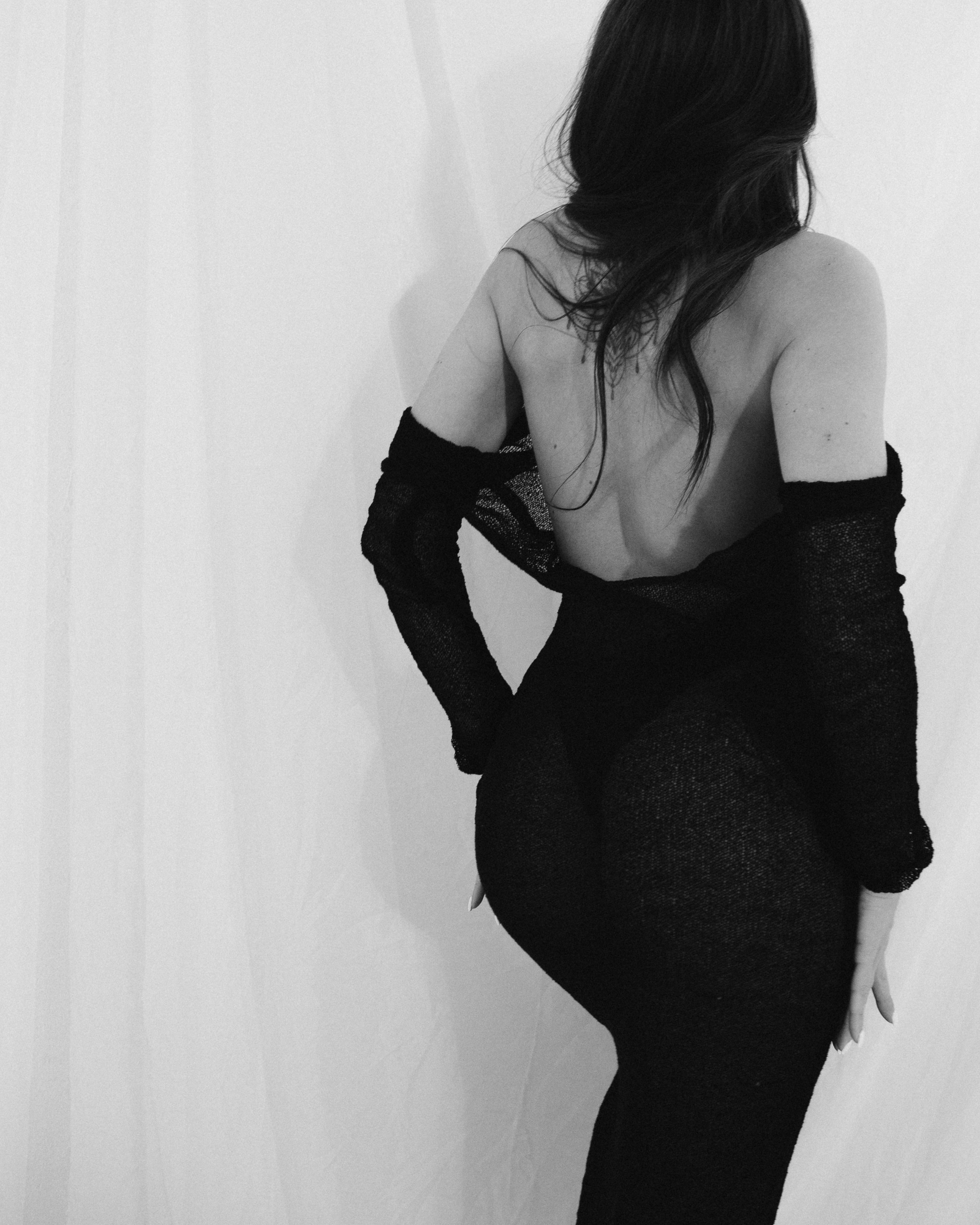 Женский портрет в студии, мягкий свет, естественный макияж, глубокий взгляд, локация с тканями, воздушная светлая локация, фотосессия Новосибирск, женская фотосессия в Новосибирске, женский фотограф, фотосессия в студии, красивая девушка