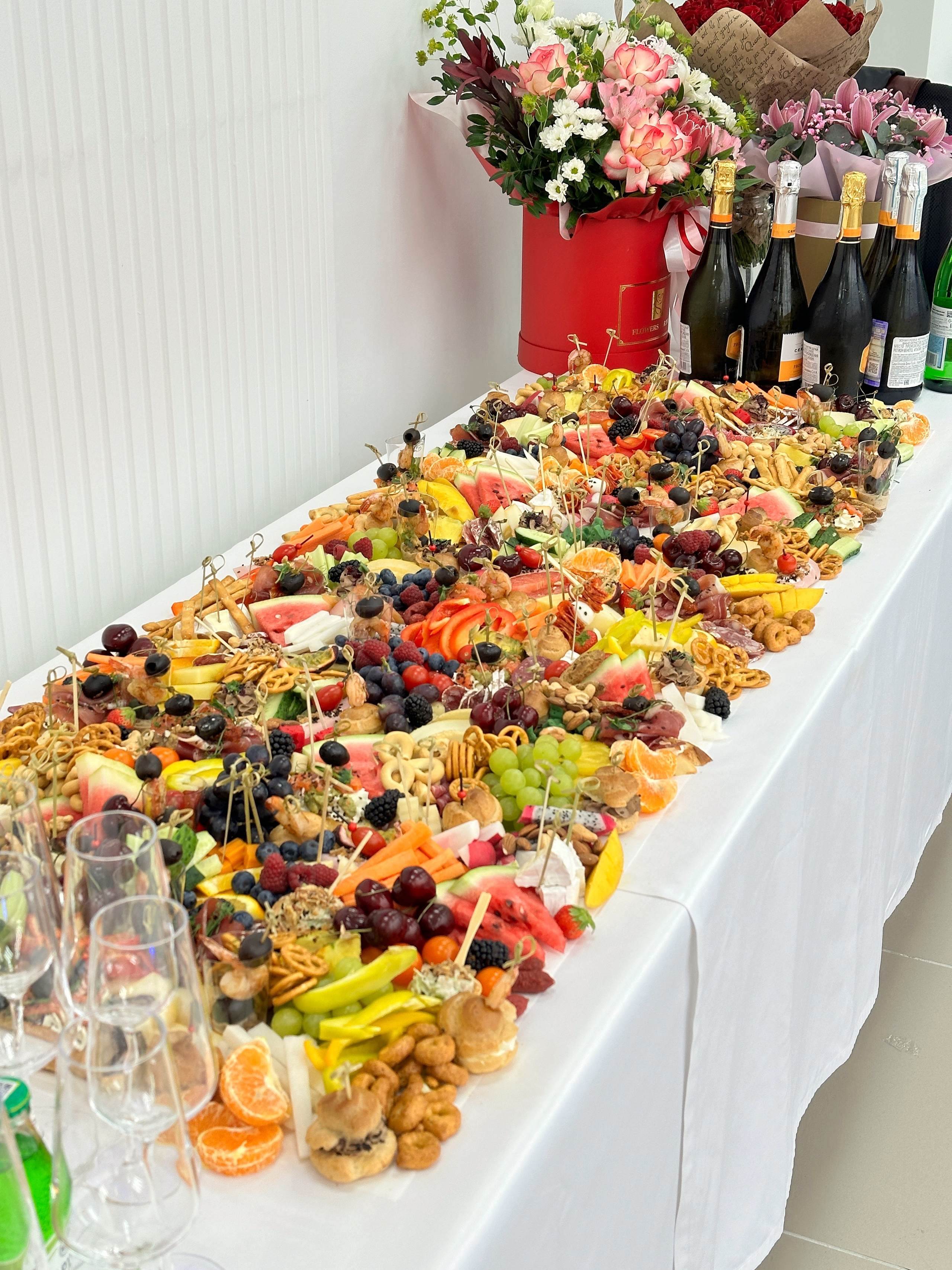 Столы. Выездной кейтеринг, съедобные букеты, торты и сладости на заказ