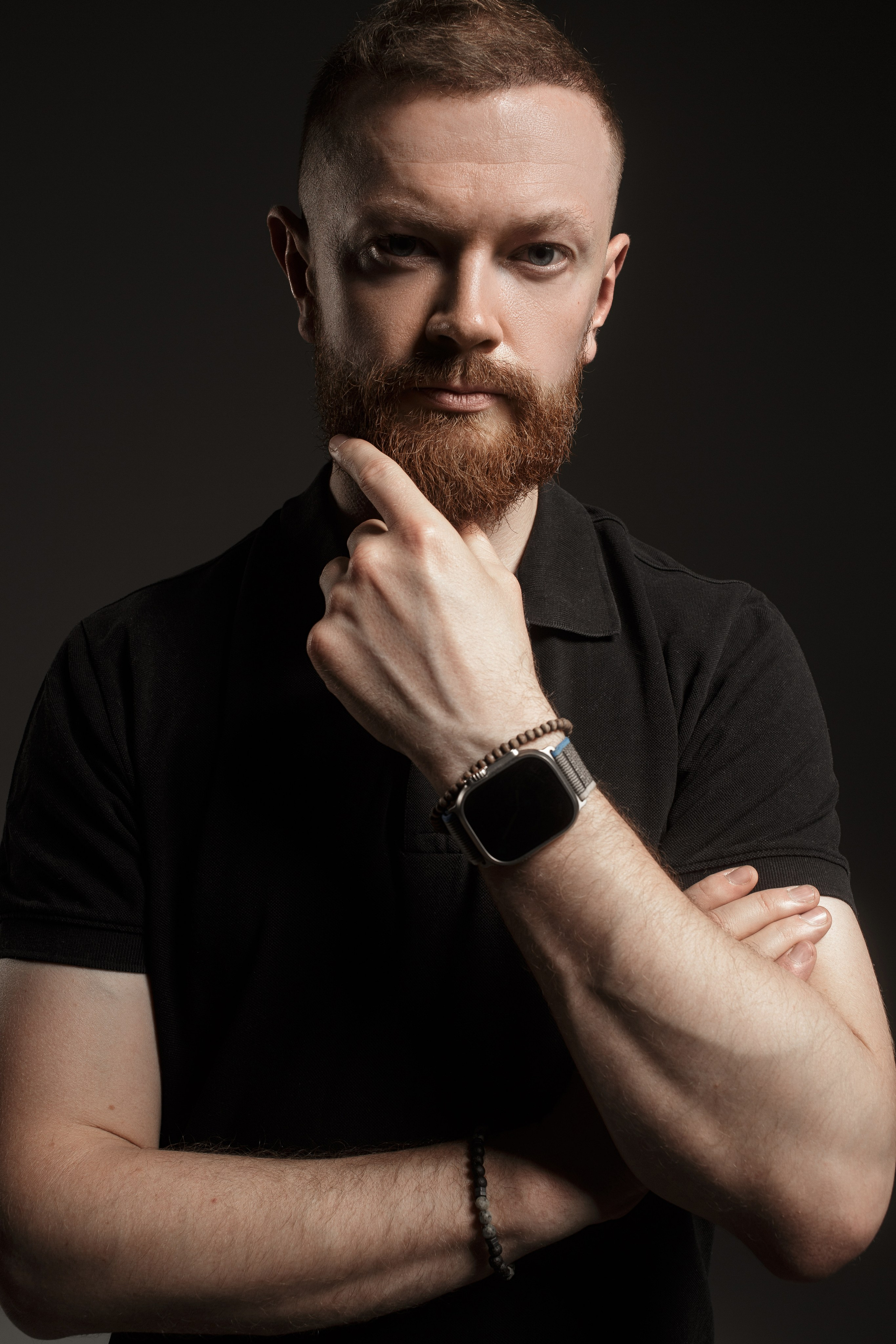 Фотография мужчины в строгом костюме для LinkedIn