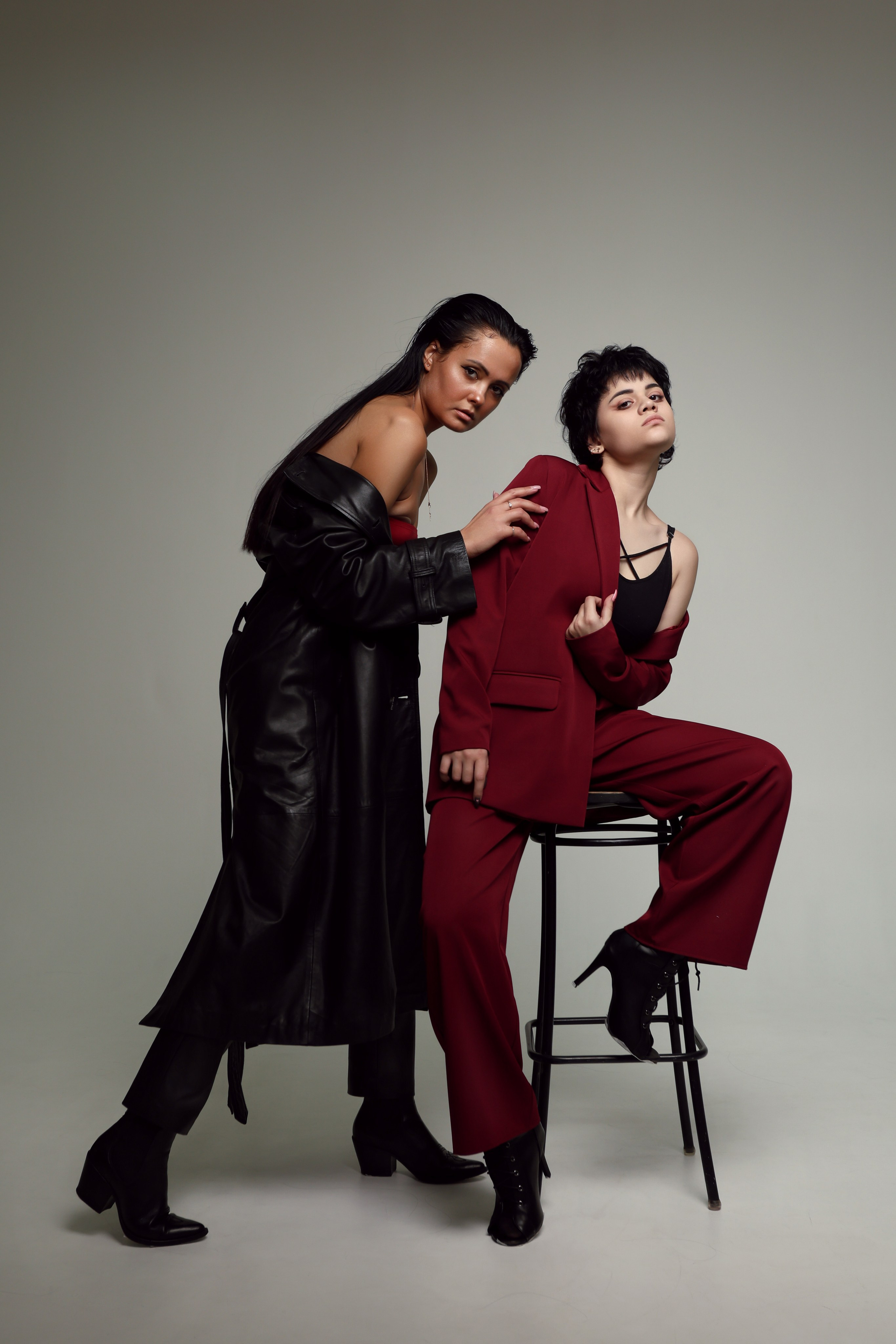 парное позирование девушек