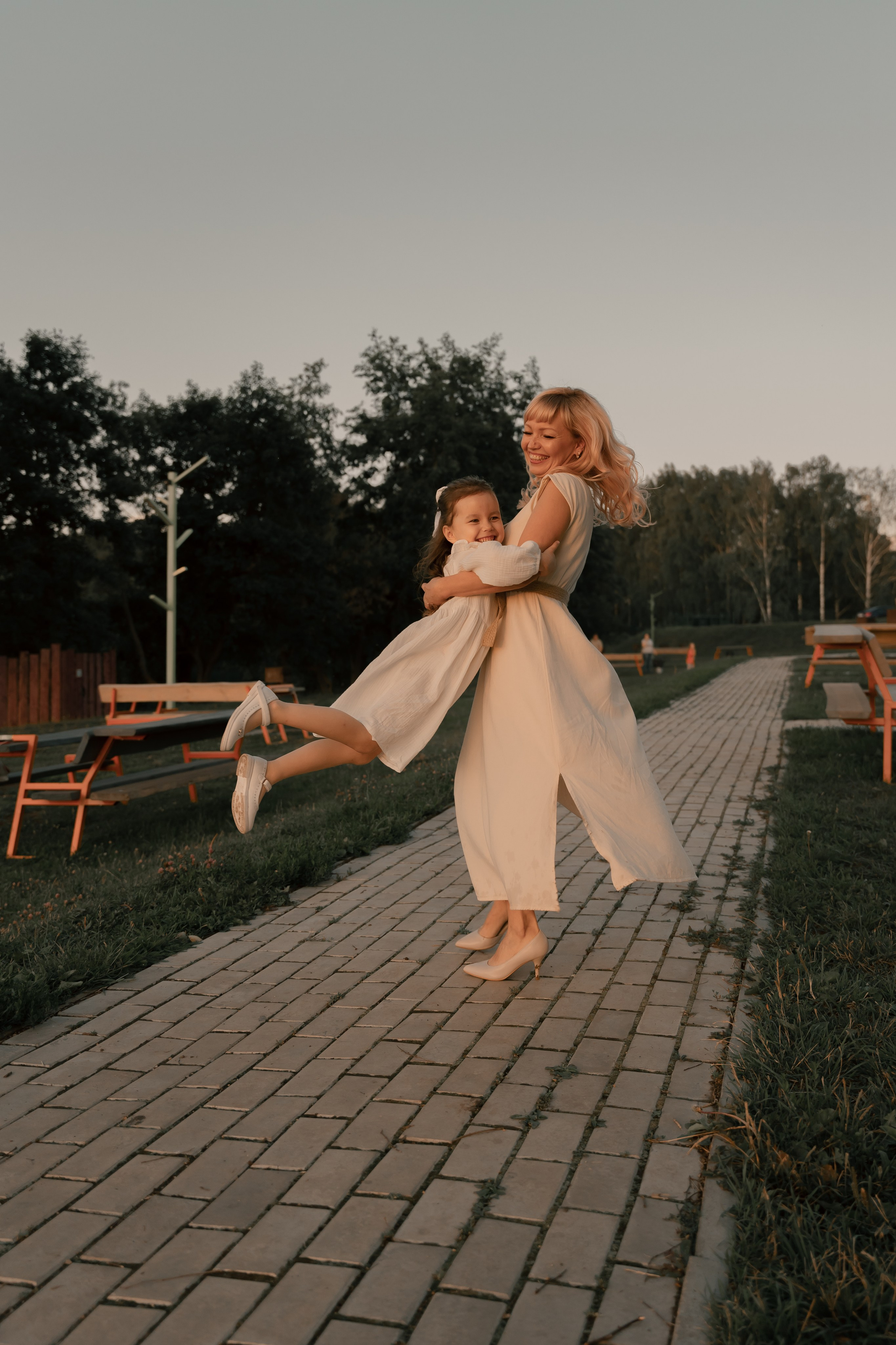 Семья закат улыбки смех