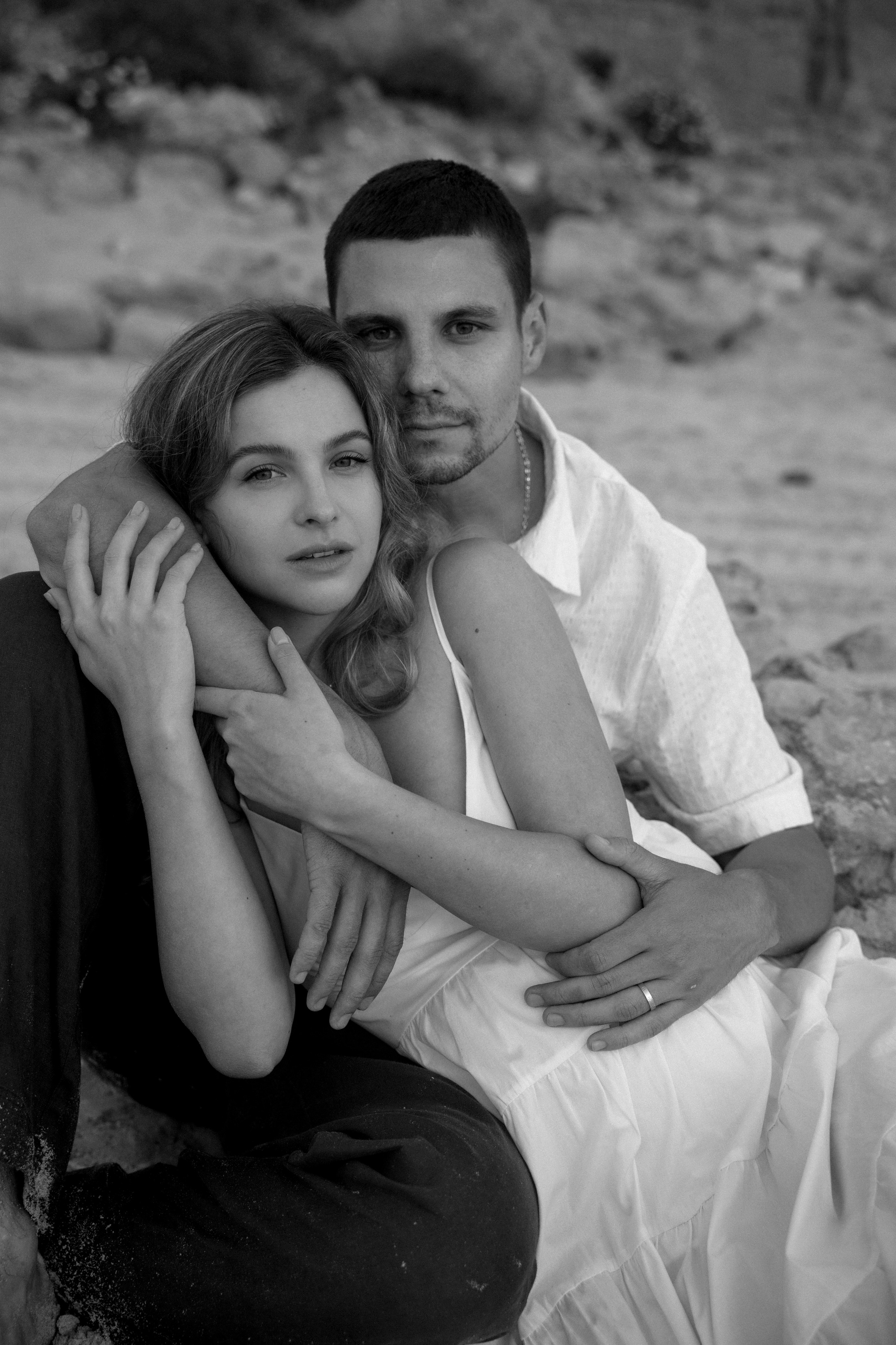 Pregnancy photoshoot near the sea (cloudy weather). Главная