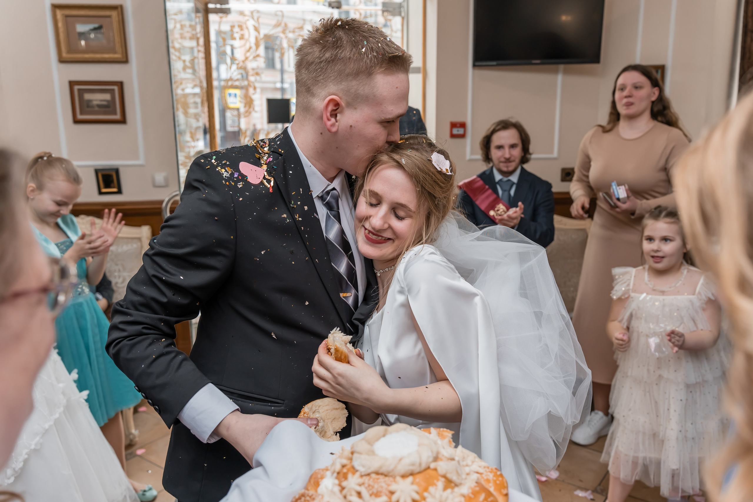 Забудьте о заботах и доверьте нам важную миссию запечатлеть ваше счастье! Ваш свадебный фотограф.