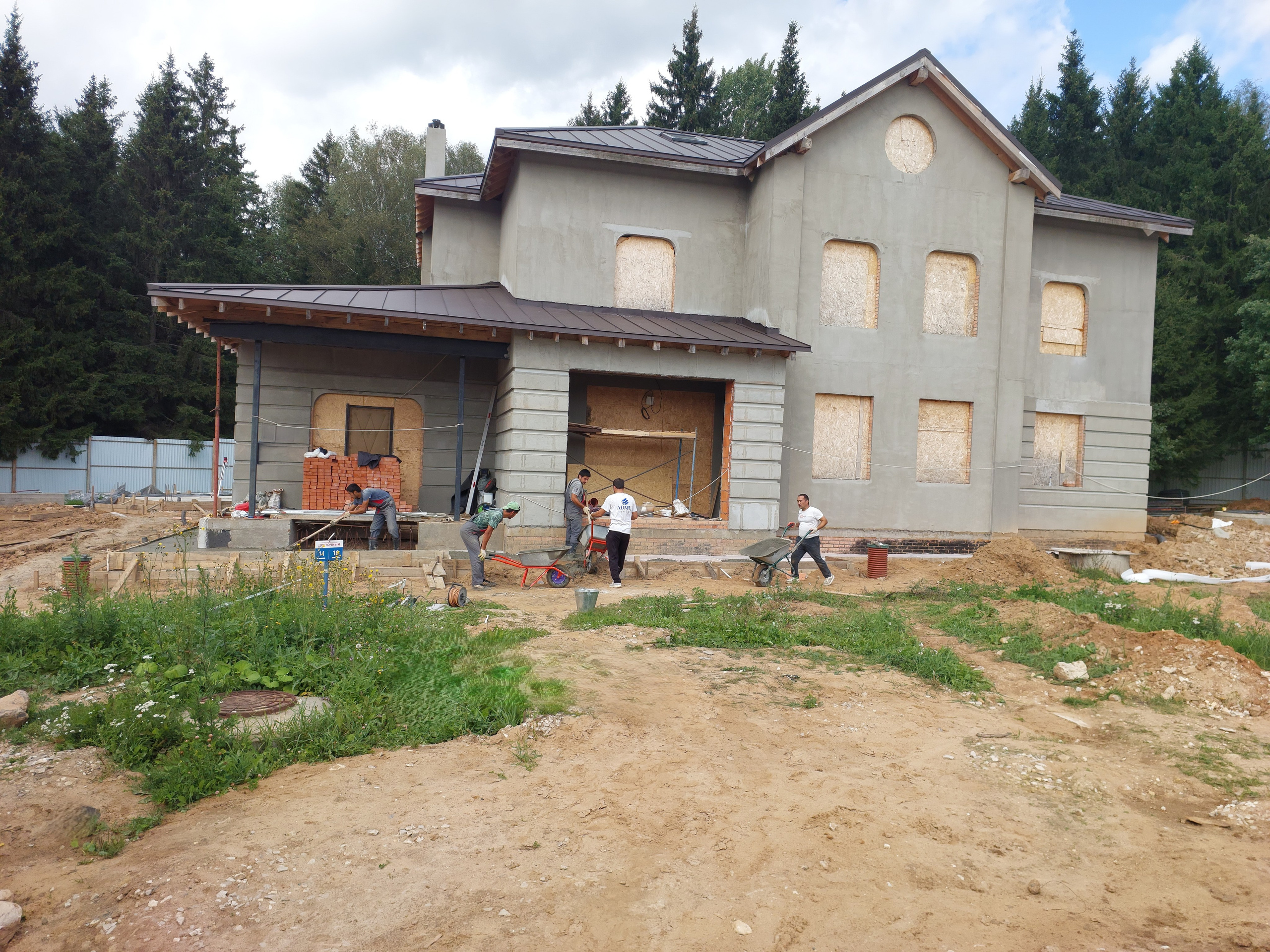 Подготовка территории: разметка и выемка грунта под дорожки и подпорную стенку. Начало формирования ландшафта участка.