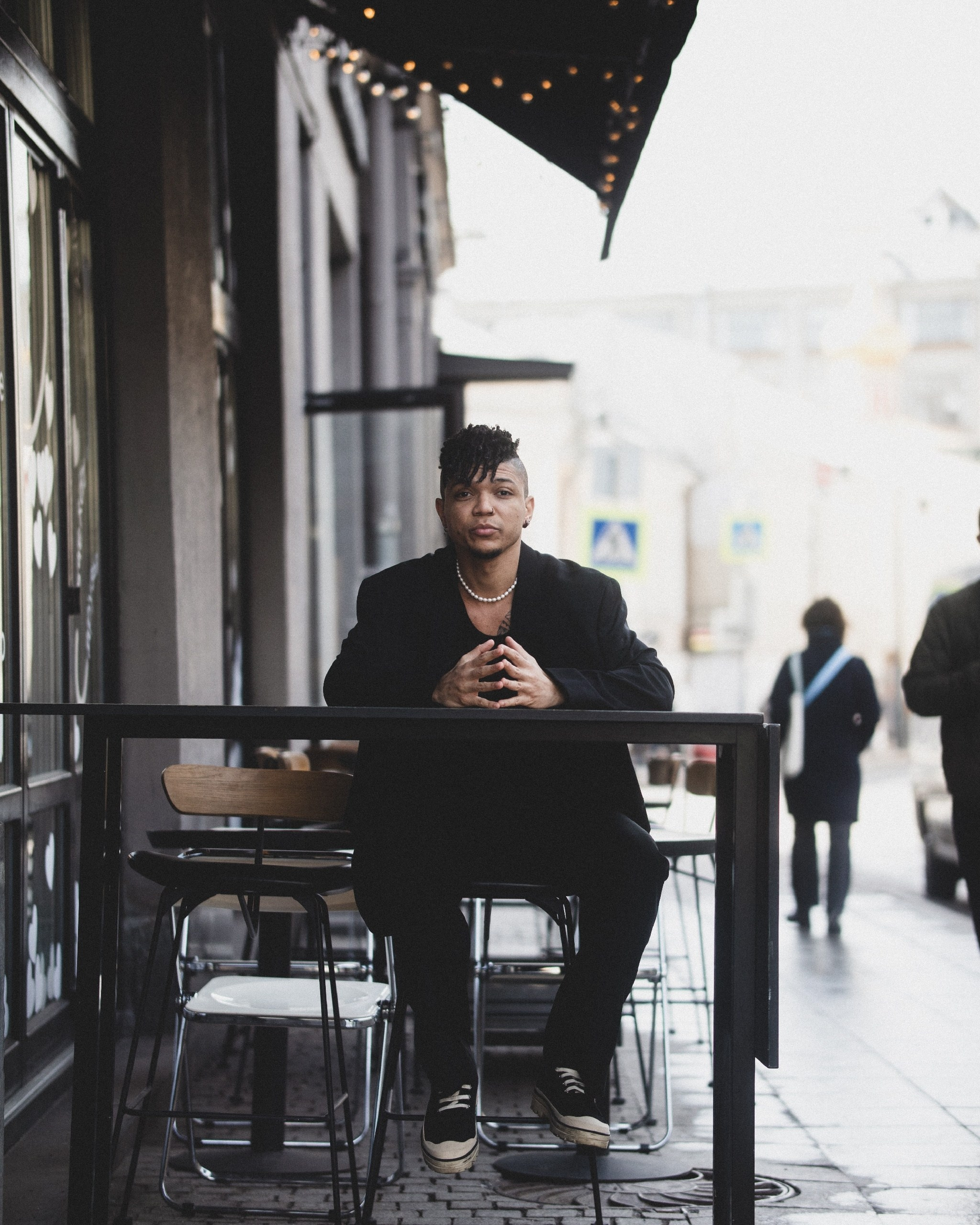 портрет мужчины на улице в кафе