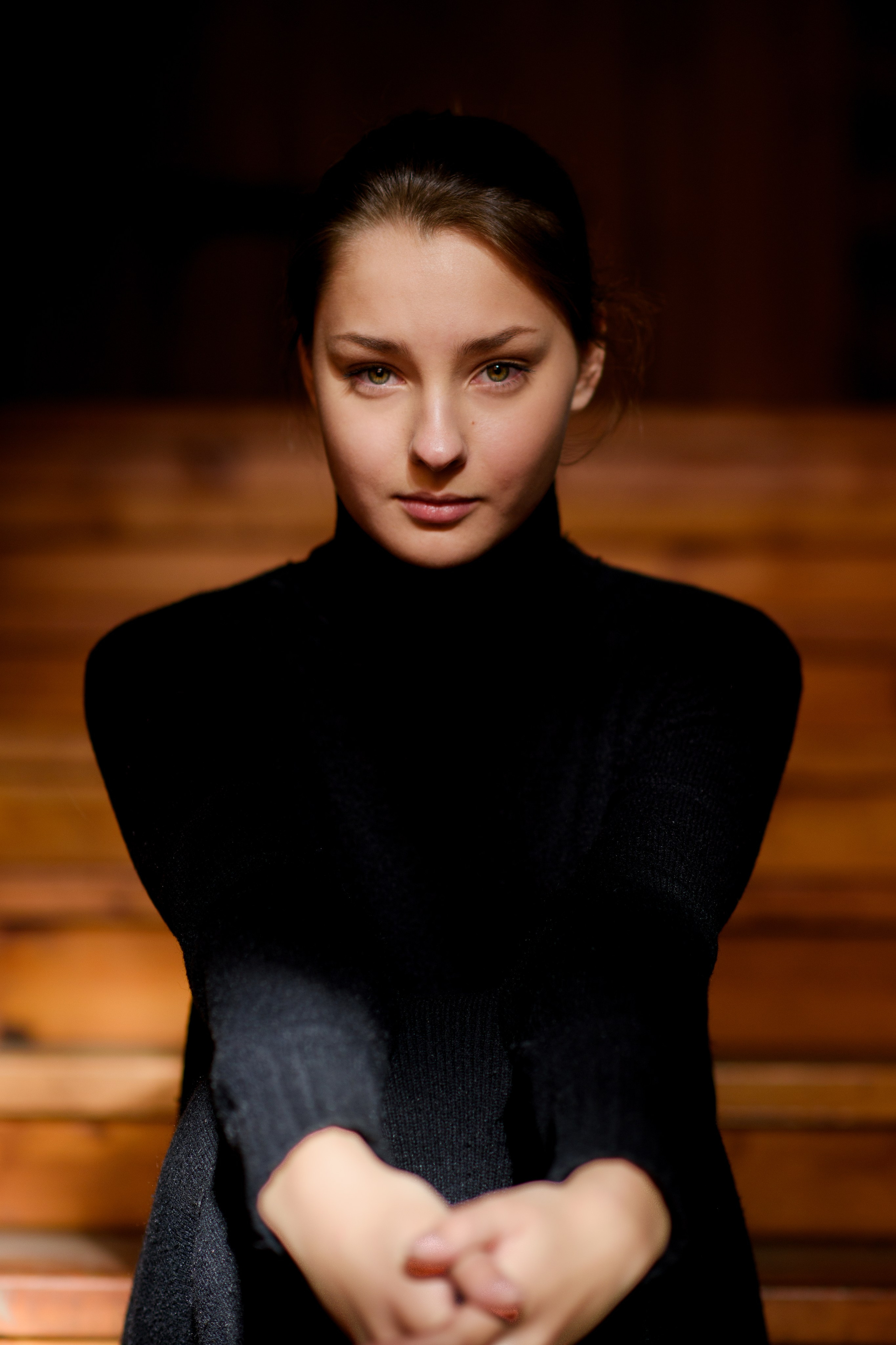 Фотосессия девочки подростка в Коломенском в темном ключе. Главная