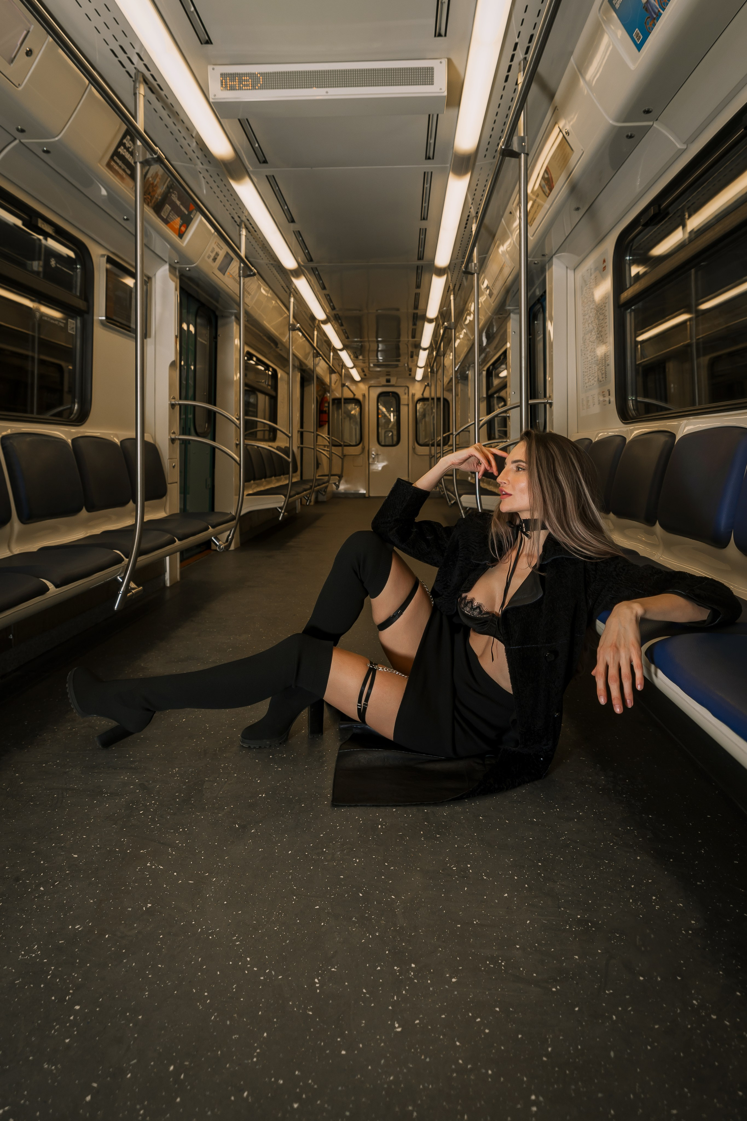 В метро. Photomantis