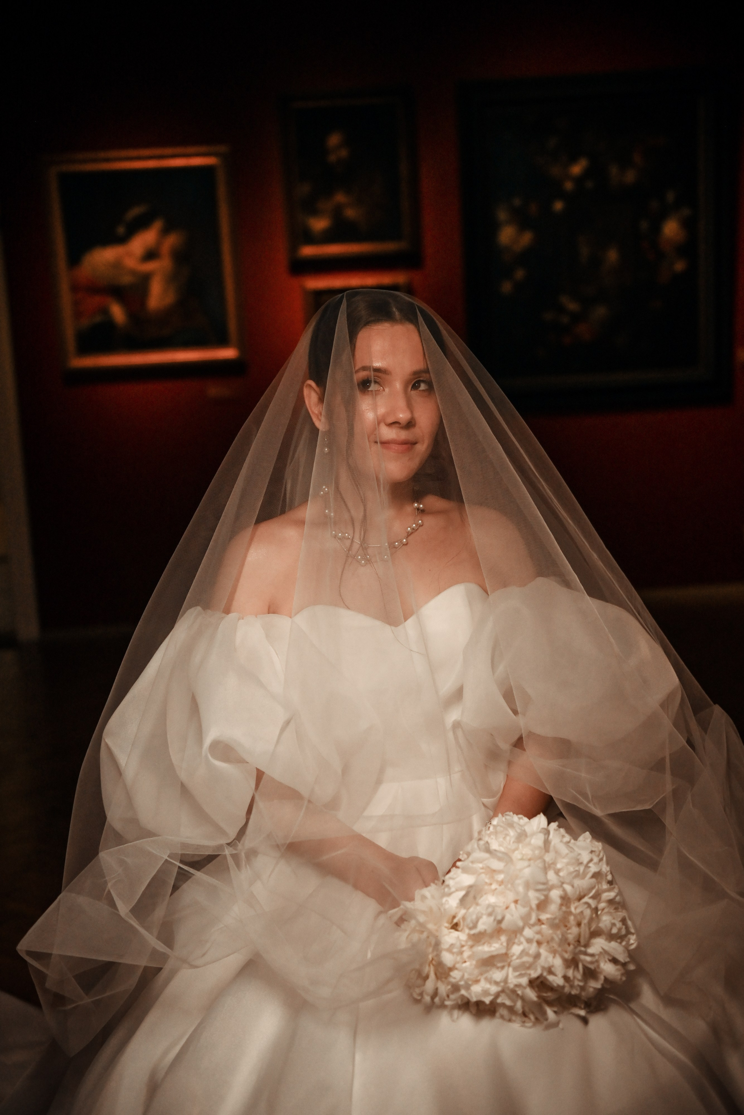 Небольшая свадебная серия в музее и прогулкой под дождем Эльмиры и Ризата. Свадебный, семейный, детский, контент фотограф в Омске Максим Ильин