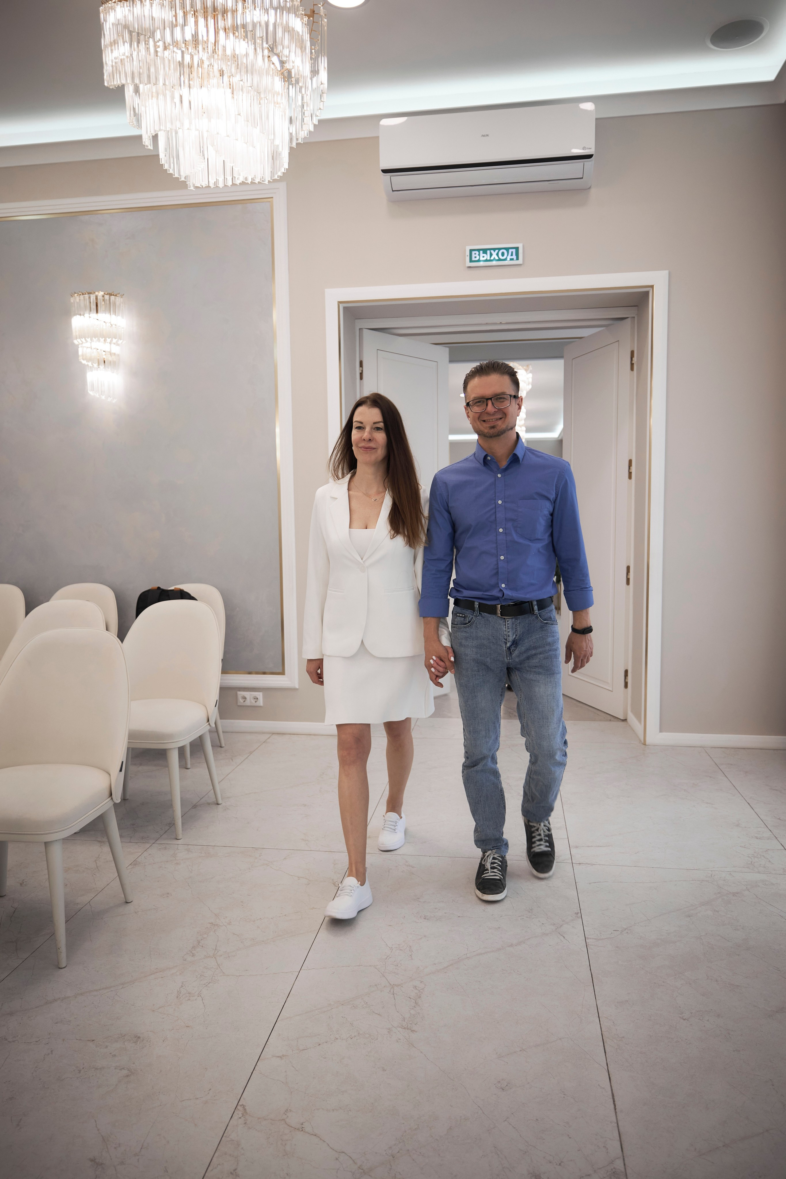 Фотосессия в ЗАГСе Кузьминки и прогулка в Зарядье: яркие моменты, несмотря на дождь