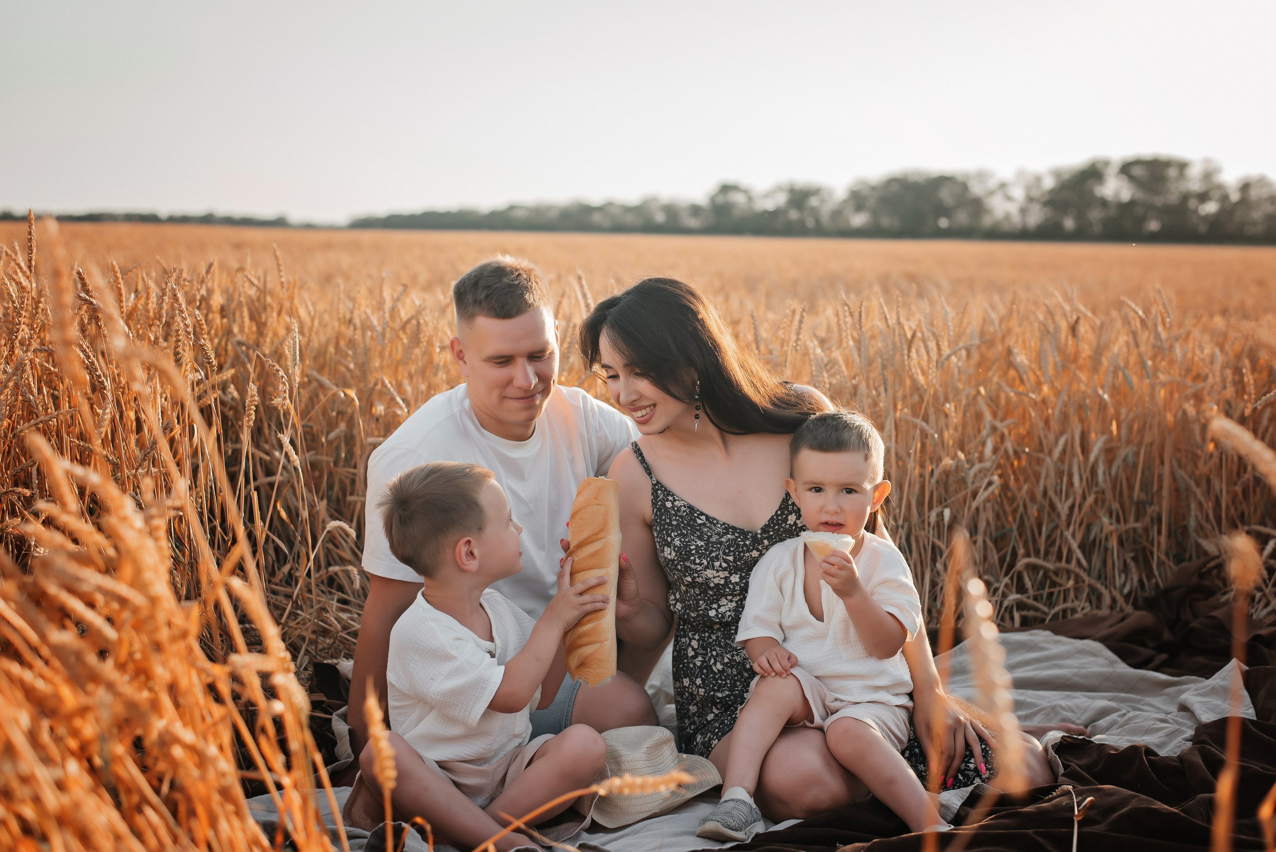 В поле на закате. Детский и семейный фотограф выпускной альбом Приморско-Ахтарск