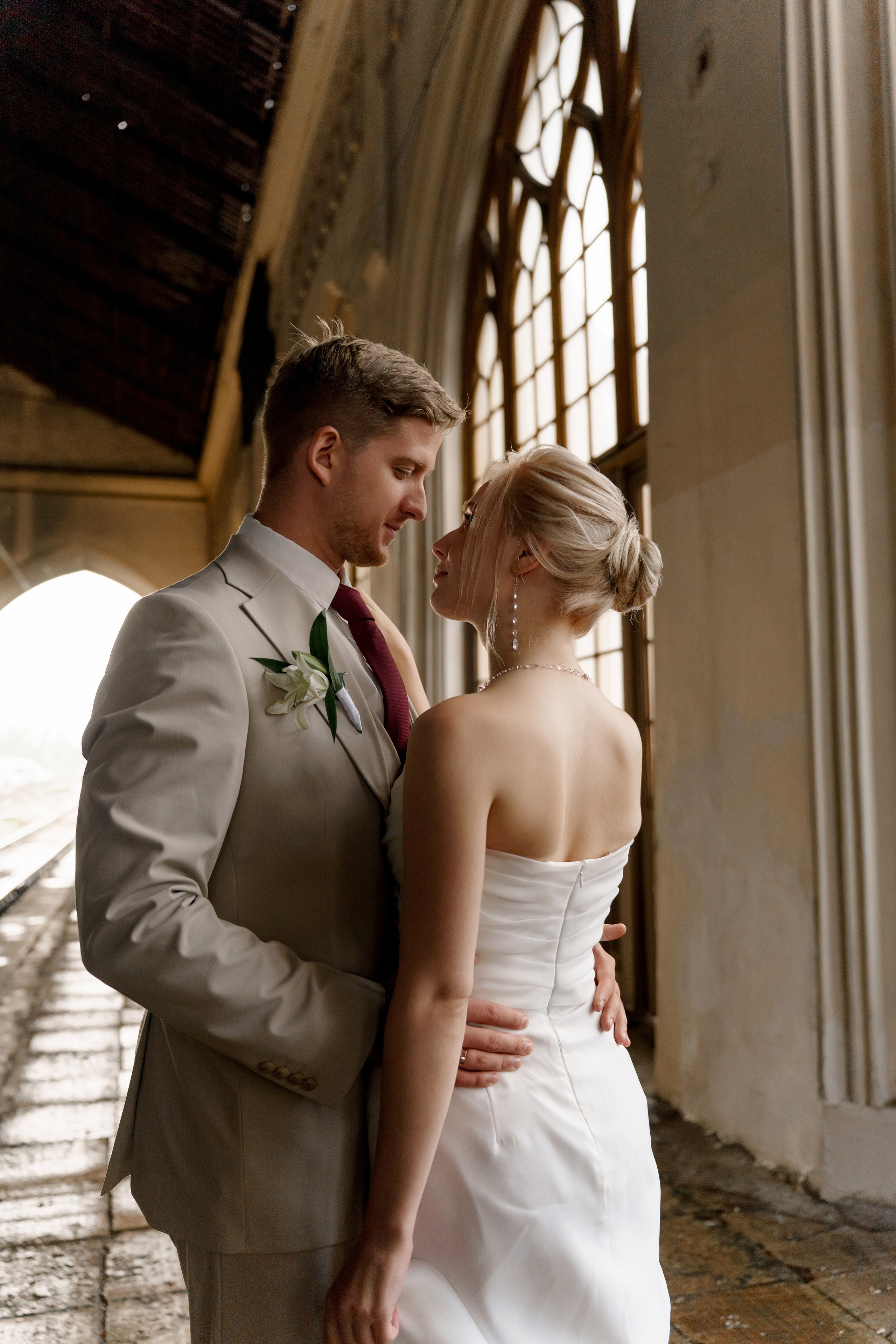 Свадьба в Санкт-Петербурге, фотосессия на прогулке, Крупный портрет невесты и жениха, на вокзале в Павловске.