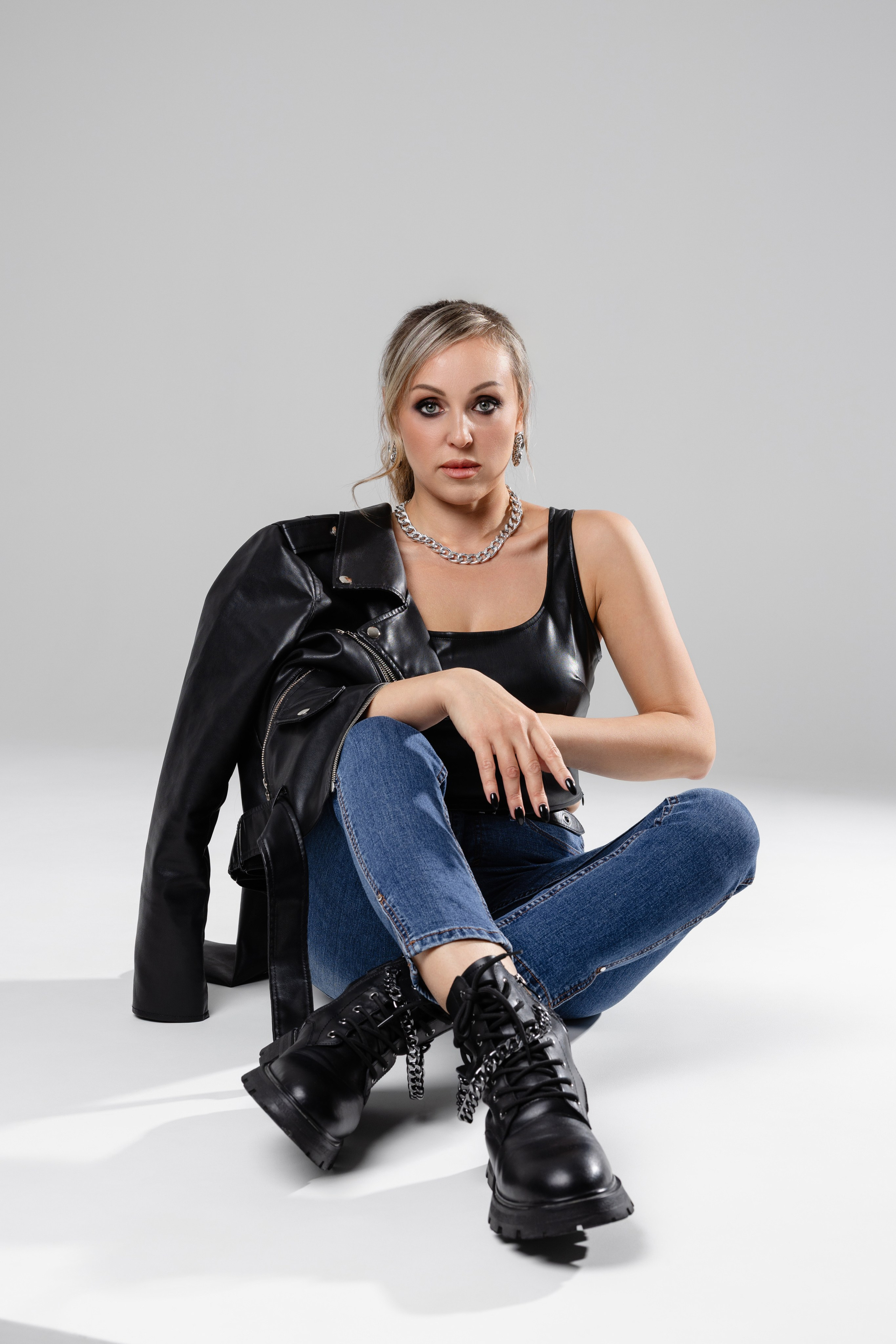 Девушки в студии. Анжелика Пилипас