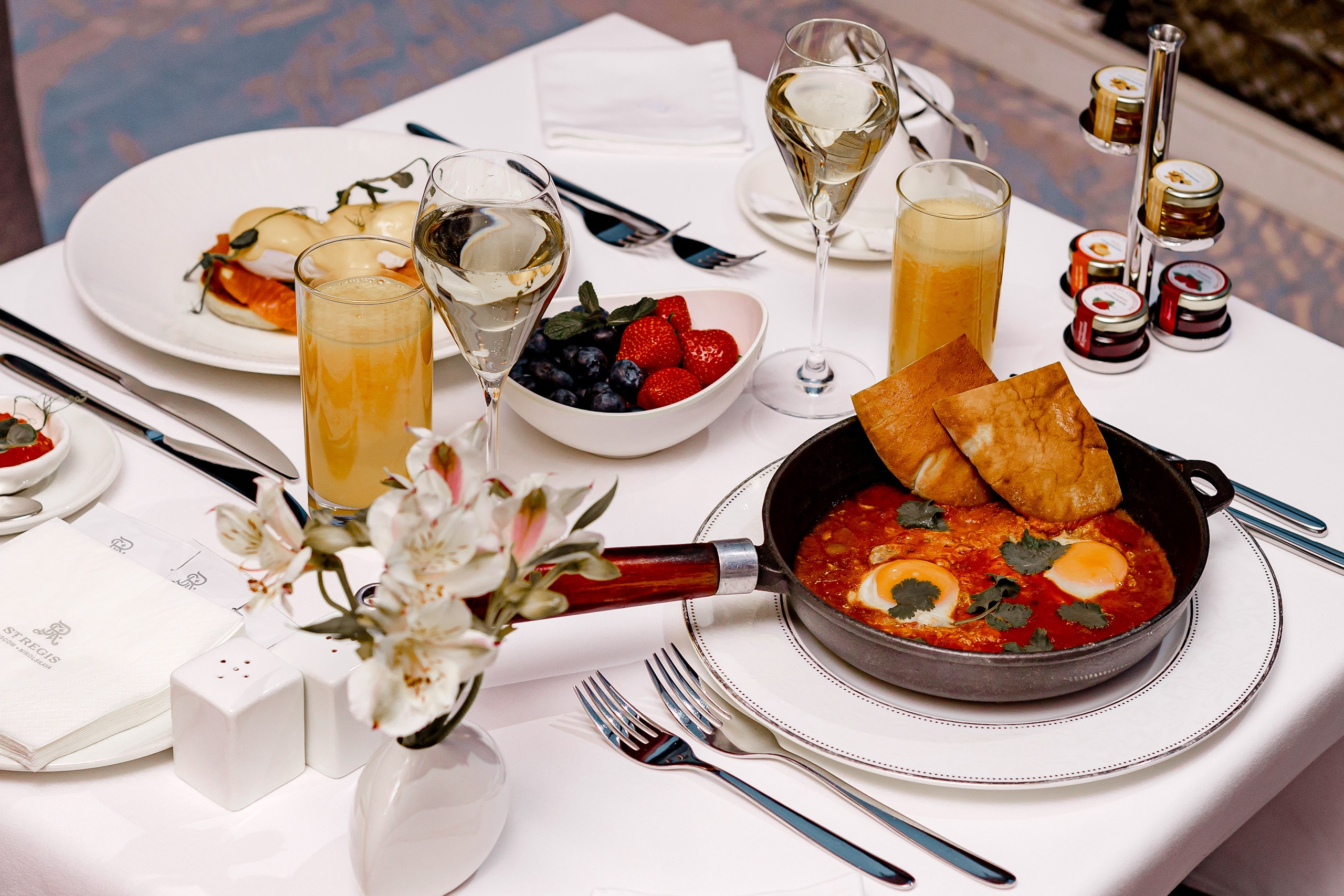 Завтрак в Ресторане «ST REGIS MOSCOW». Свадебный/Портретный фотограф снимаю в Москве
