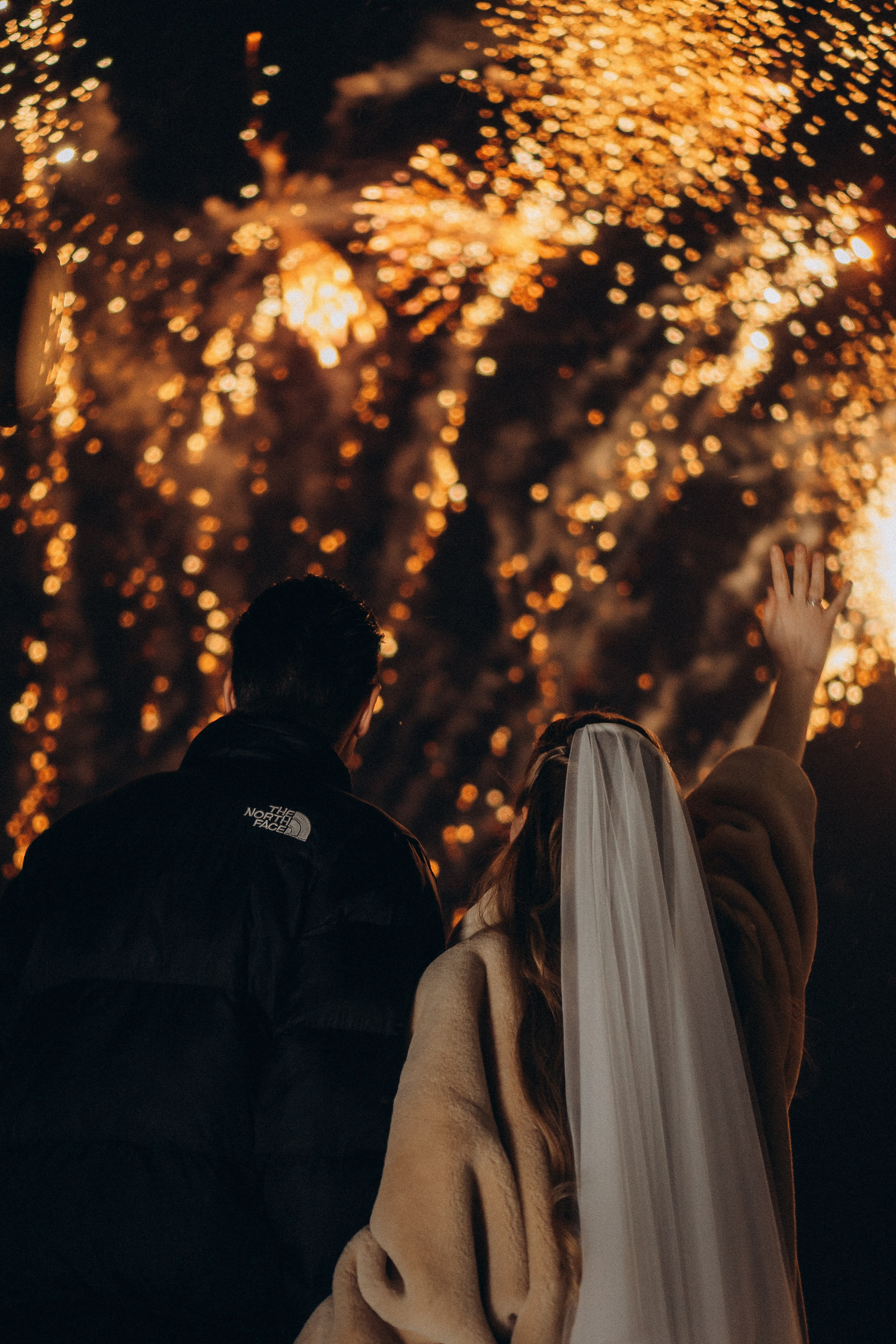 САЛЮТ НА СВАДЕБНОЙ ЦЕРЕМОНИИ (СНЯТО В СИБИРЕ В НИЖНЕВАРТОВСКЕ). Профессиональный фотограф, Санкт-Петербург — Виктория Богомолова